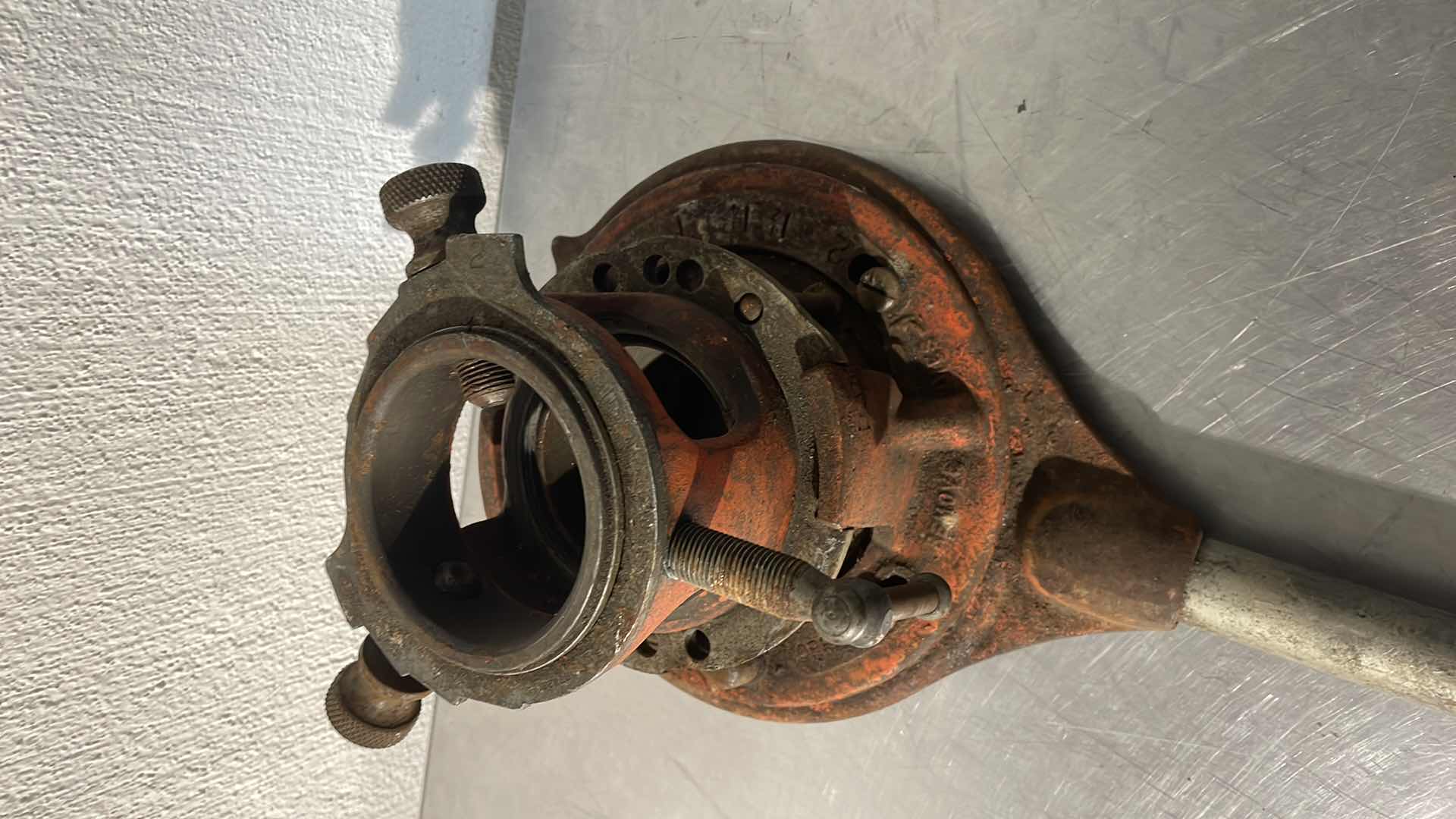 Photo 1 of RIDGID 65R-TC 1" - 2" MANUAL RECEDING PIPE THREADER ITEM IS DIRTY NEEDS TLC