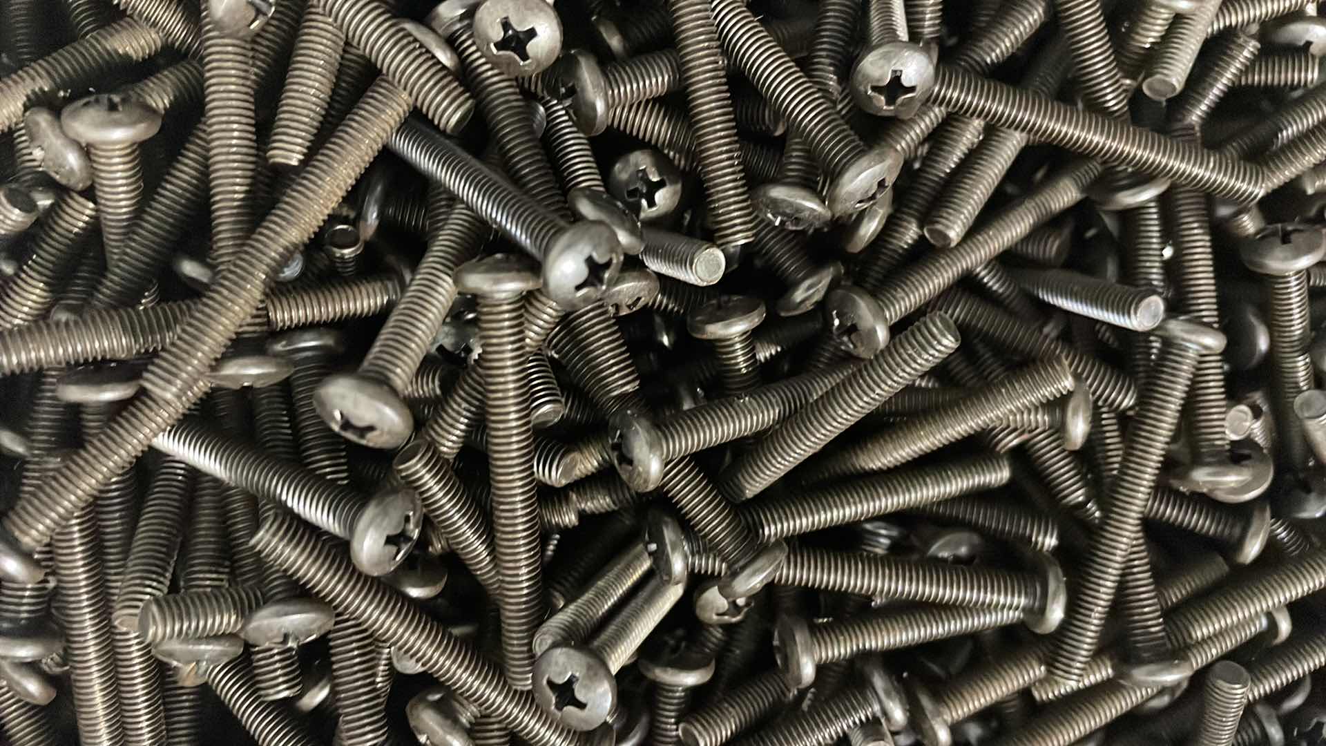 Photo 1 of #10-32 X 1-3/4” MACHINE SCREWS 2300pcs