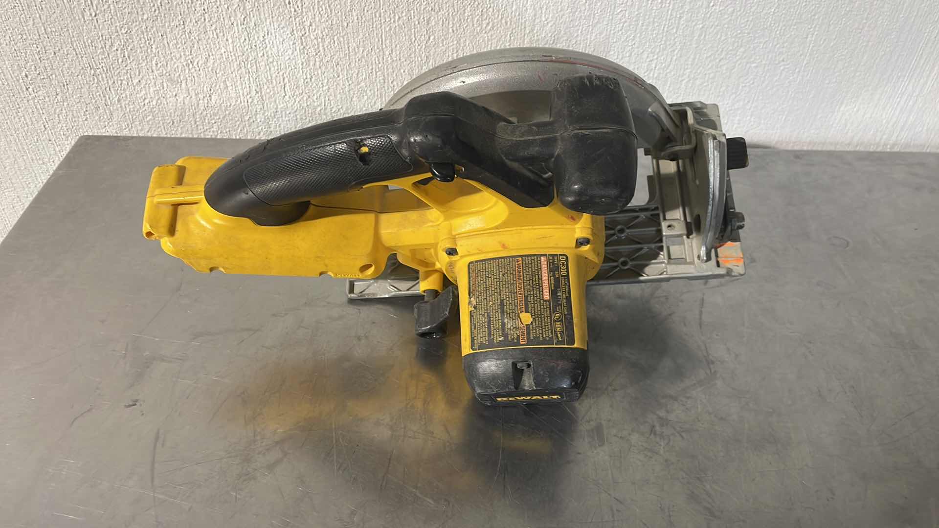 Photo 1 of DEWALT 36V DC300 7-1/4” CORDLESS CIRCULAR SAW UNTESTED