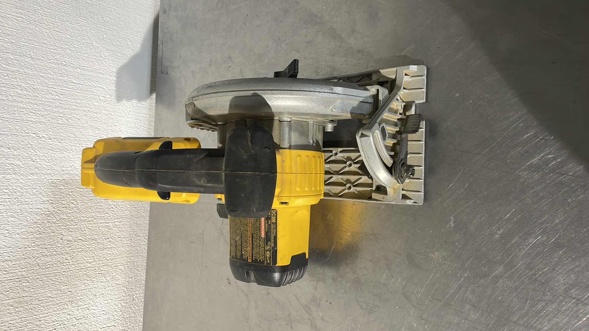 Photo 5 of DEWALT 36V DC300 7-1/4” CORDLESS CIRCULAR SAW UNTESTED