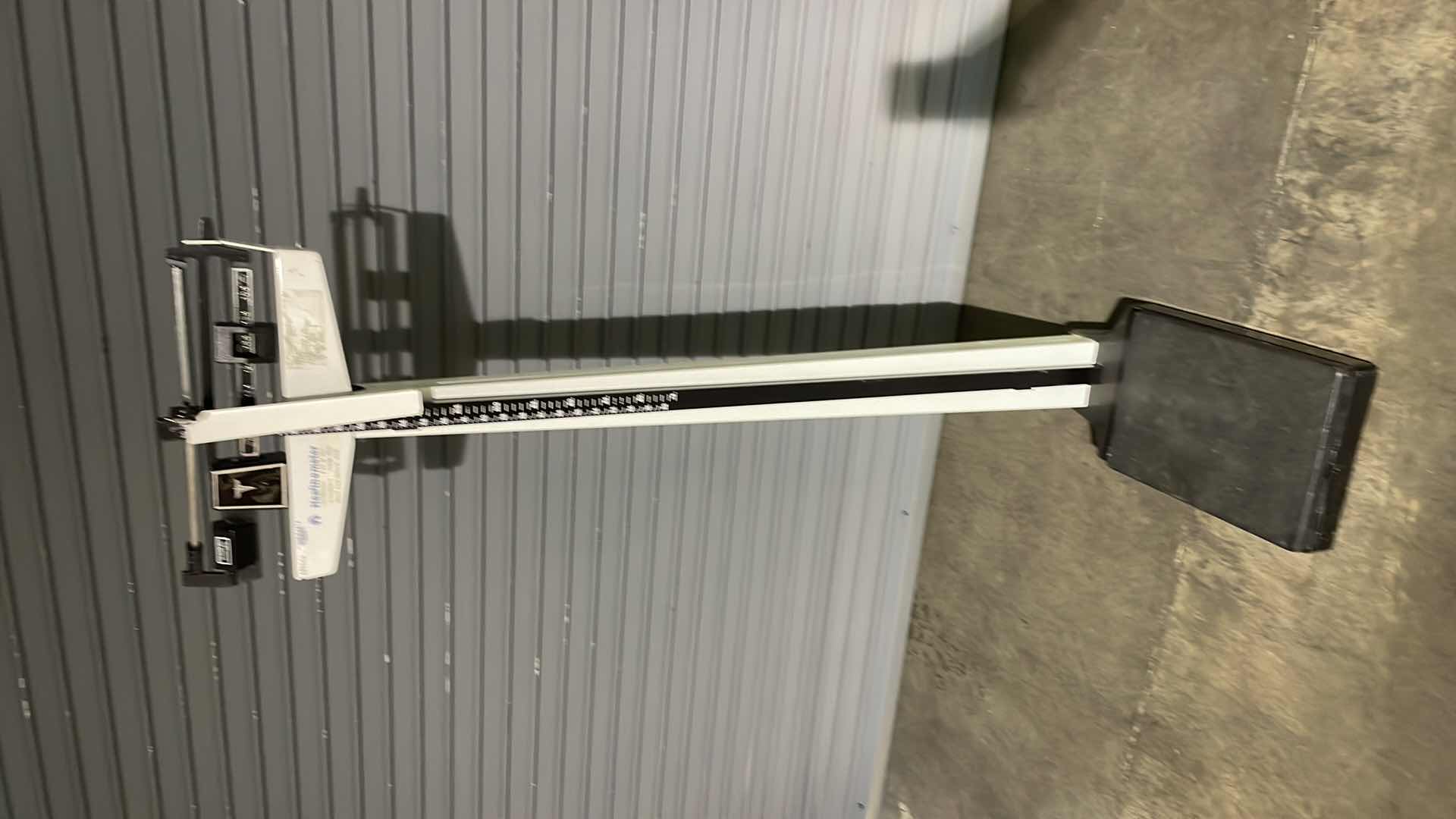 Photo 1 of HEALTH O METER SCALE AND HEIGHT MEASUREMENTS HEIGHT BAR DAMAGED AS PICTURED