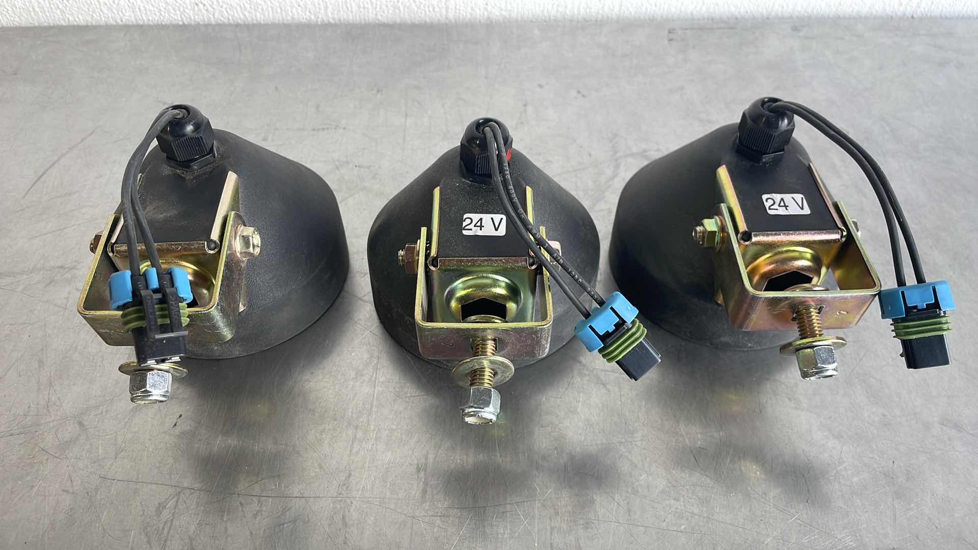 Photo 1 of MILITARY BACK UP LIGHT 24 V 4 3/4" WATER PROOF M923 M35A2 D1402130 (3)