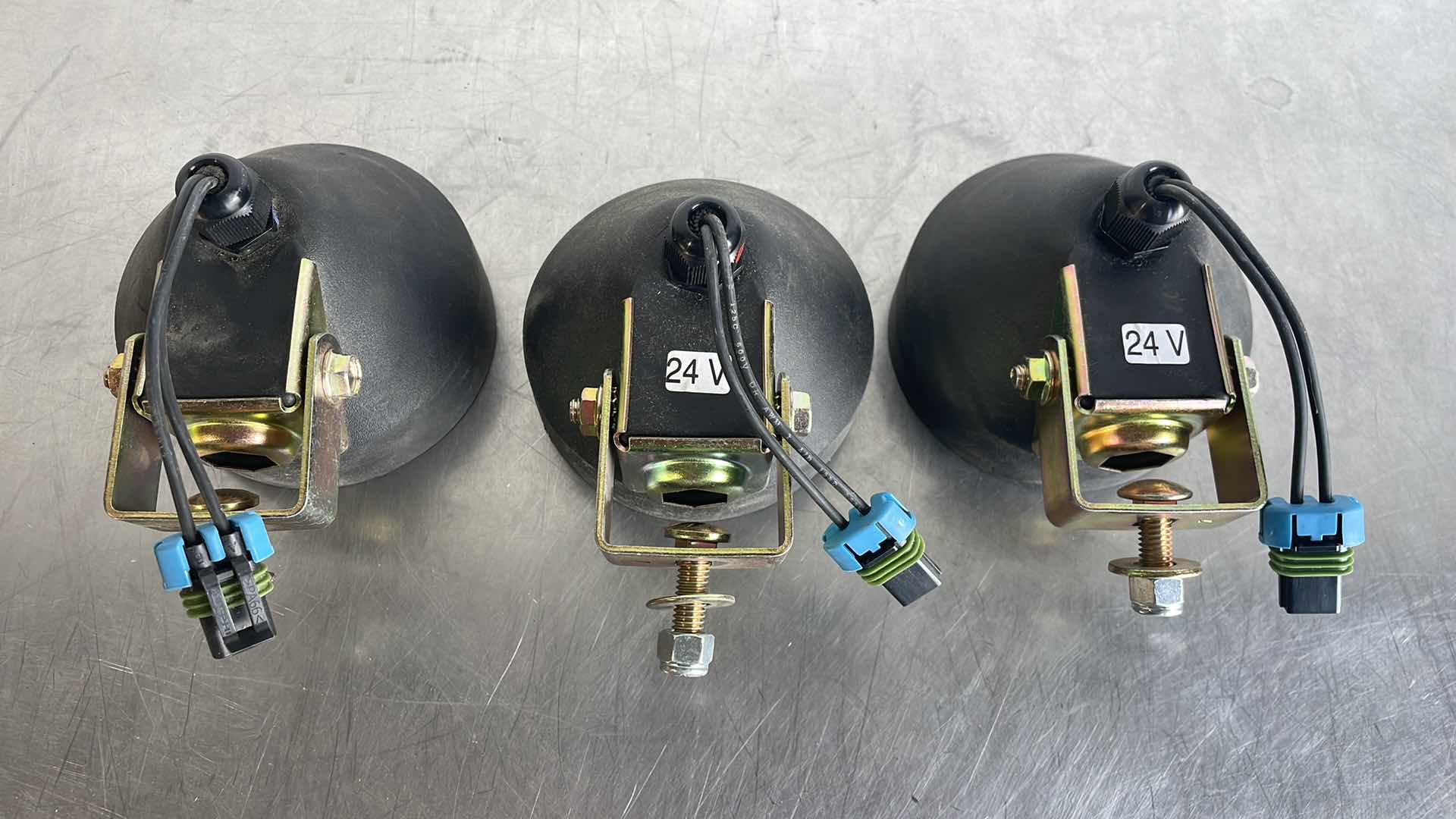 Photo 1 of MILITARY BACK UP LIGHT 24 V 4 3/4" WATER PROOF M923 M35A2 D1402130 (3)