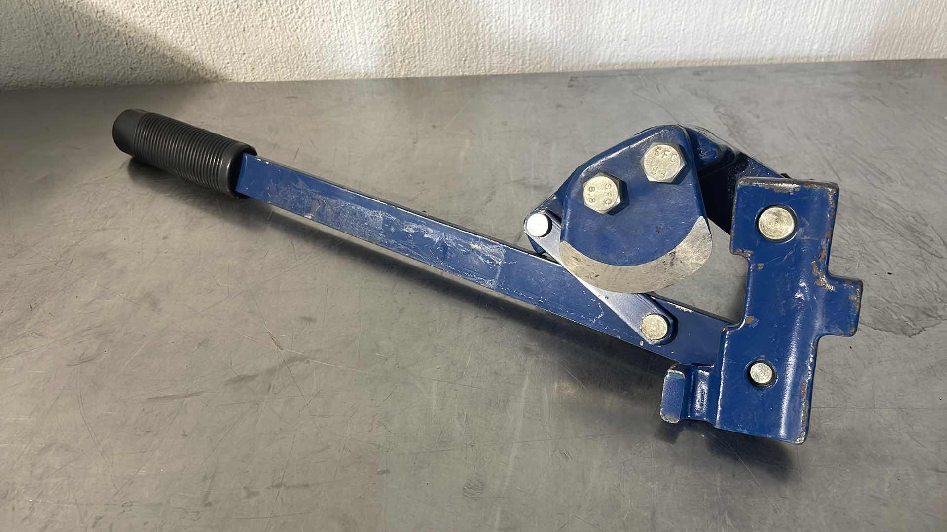 Photo 1 of VESTIL STEEL STANDARD MANUAL DRUM DEHEADER WITH HANDLE DD-9