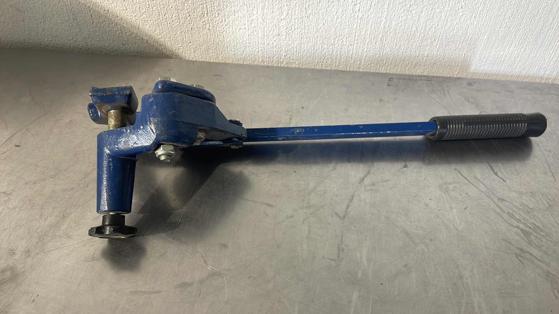 Photo 1 of VESTIL STEEL STANDARD MANUAL DRUM DEHEADER WITH HANDLE DD-9