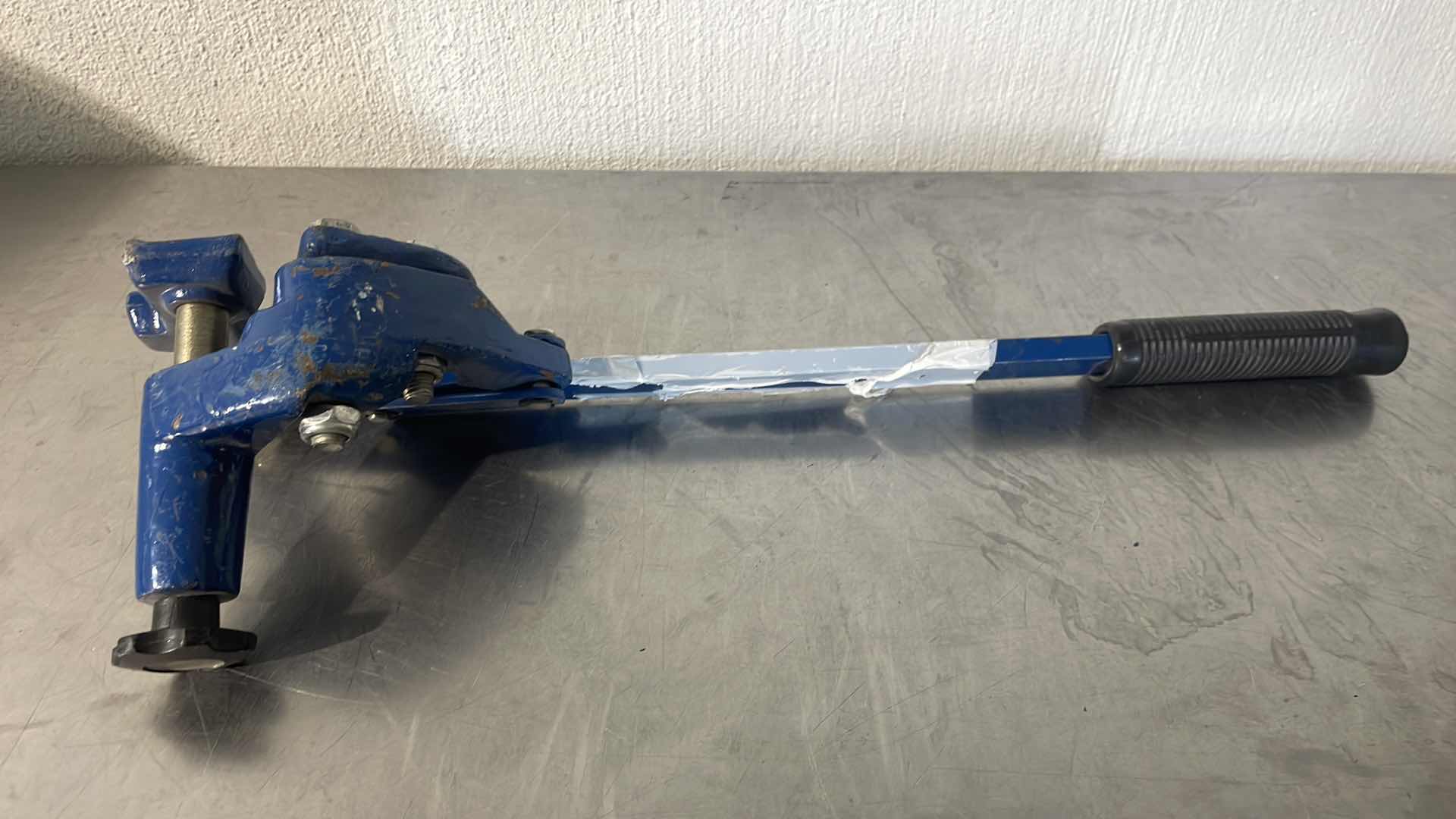 Photo 1 of VESTIL STEEL STANDARD MANUAL DRUM DEHEADER WITH HANDLE DD-9