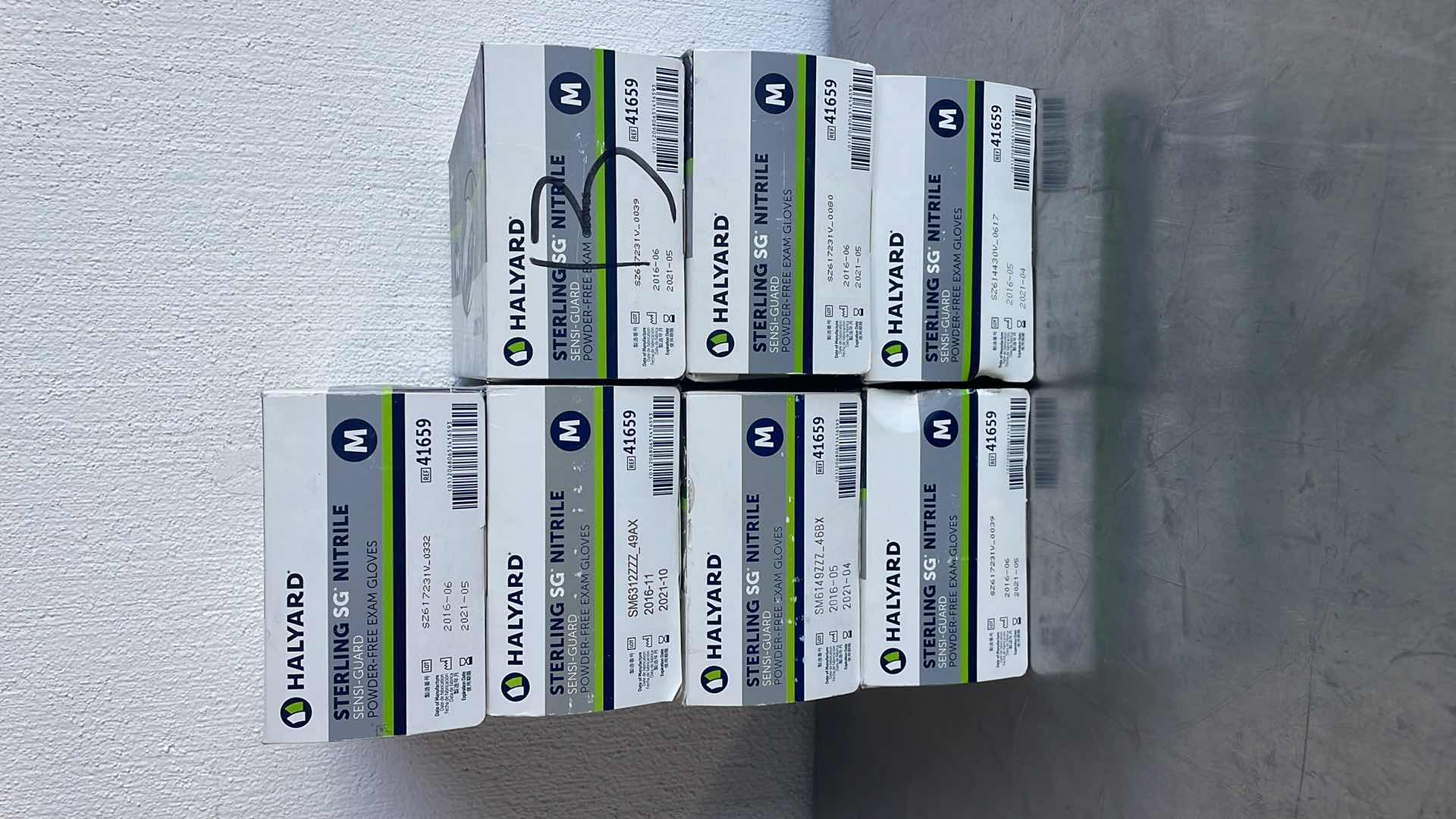 Photo 1 of HALYARD STERLING SG NITRILE POWDER FREE EXAM GLOVES MEDIUM (7)