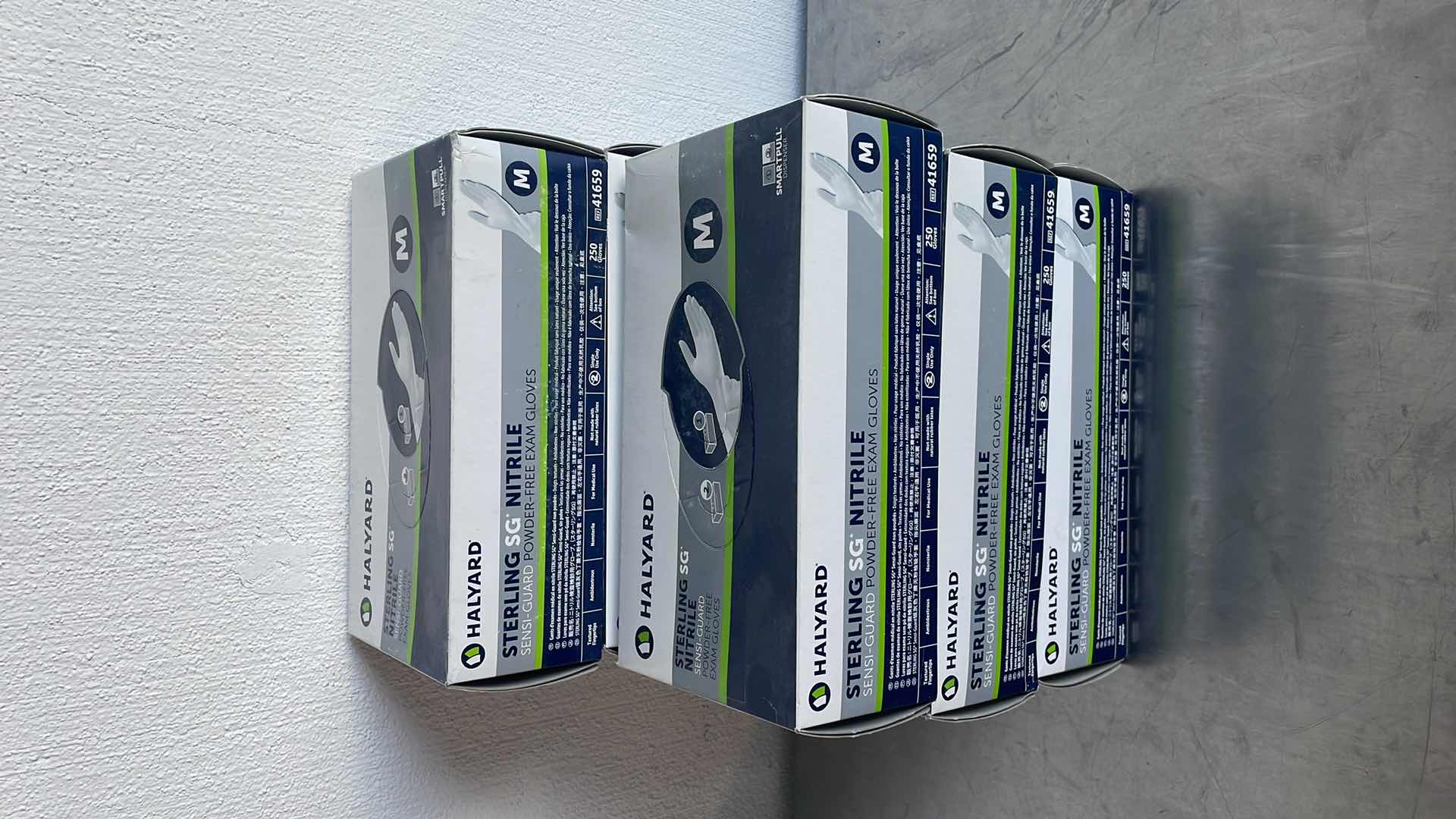 Photo 1 of HALYARD STERLING SG NITRILE POWDER FREE EXAM GLOVES MEDIUM (7)