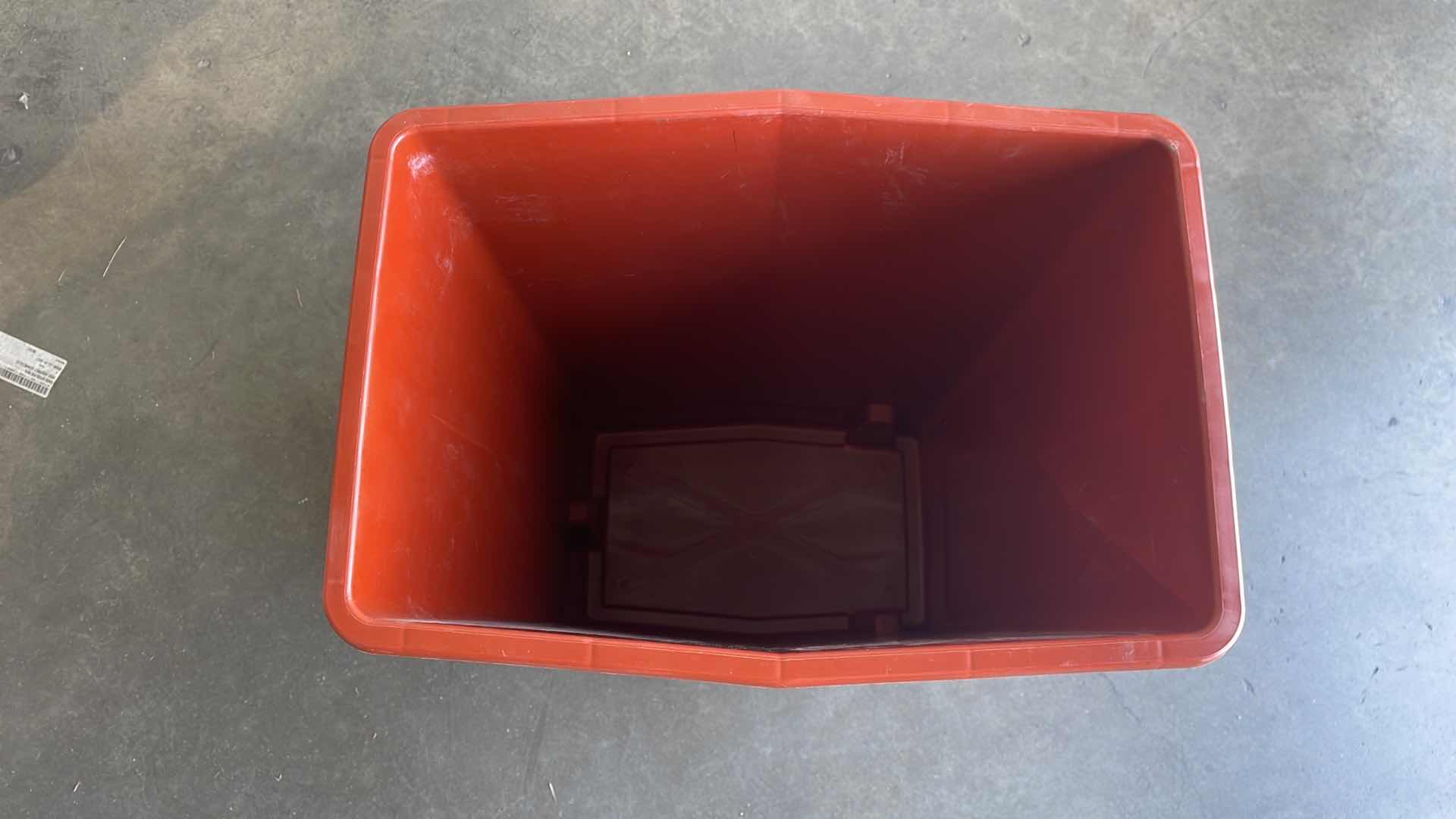 Photo 1 of COVIDIEN SHARPS CONTAINER NO LID