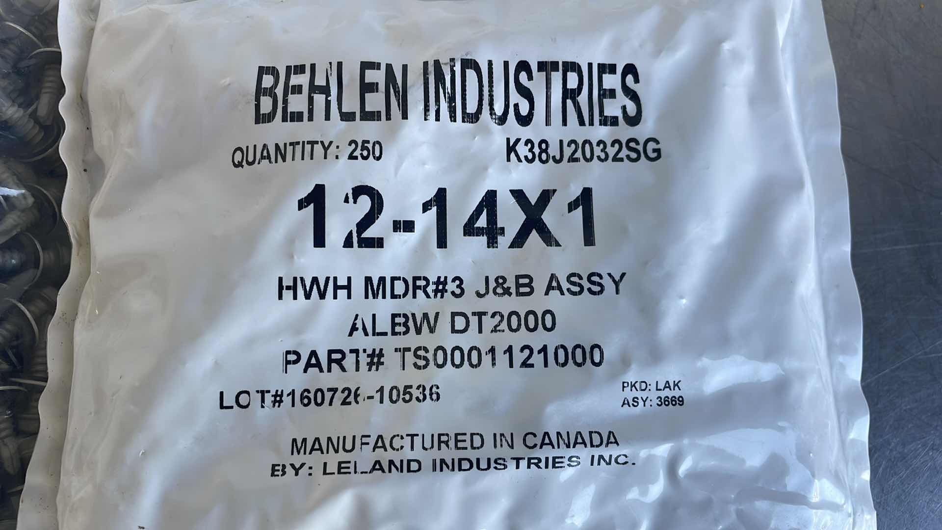 Photo 1 of #12-14 X 1-1/2" EXTERNAL HEX WASHER HEAD ROOFING DRILL POINT SCREW (500)