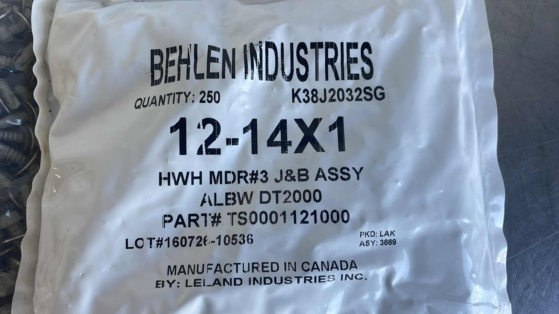 Photo 1 of #12-14 X 1-1/2" EXTERNAL HEX WASHER HEAD ROOFING DRILL POINT SCREW (500)