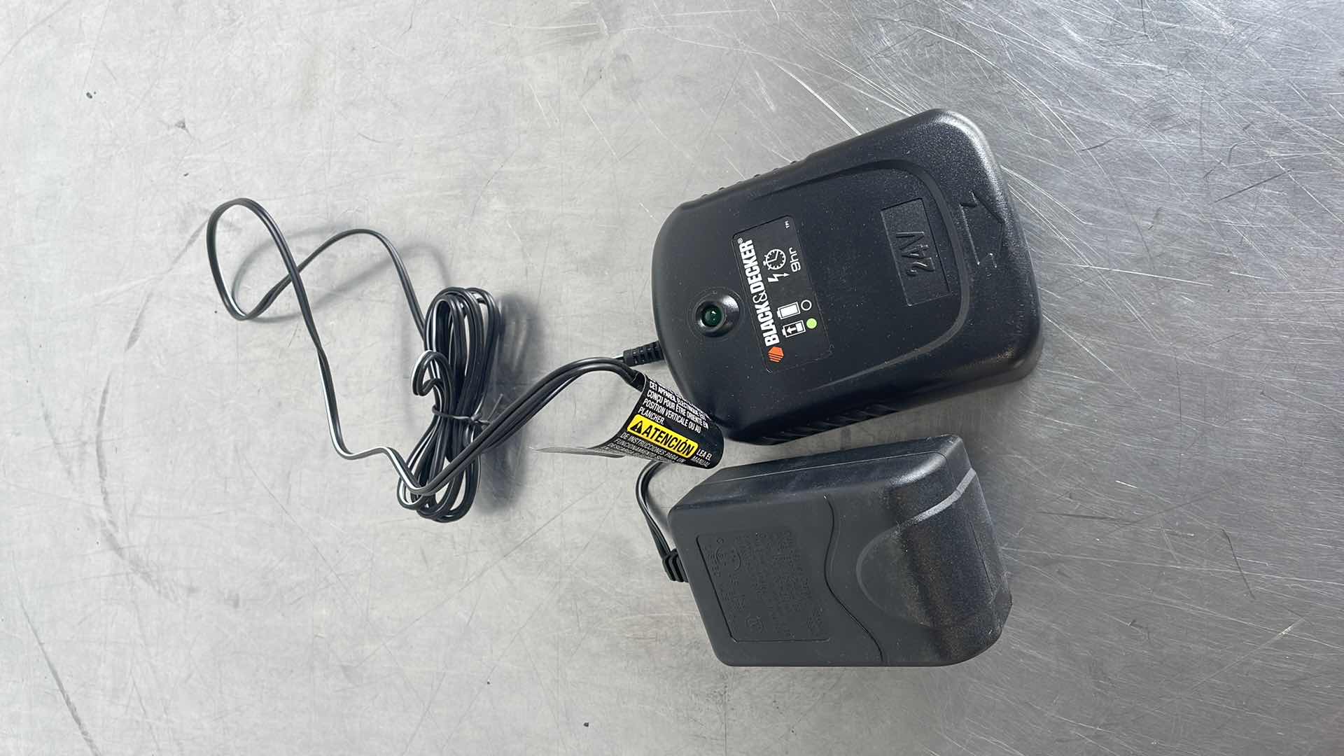 Photo 1 of BLACK AND DECKER 24” HEDGER 24v NHT524