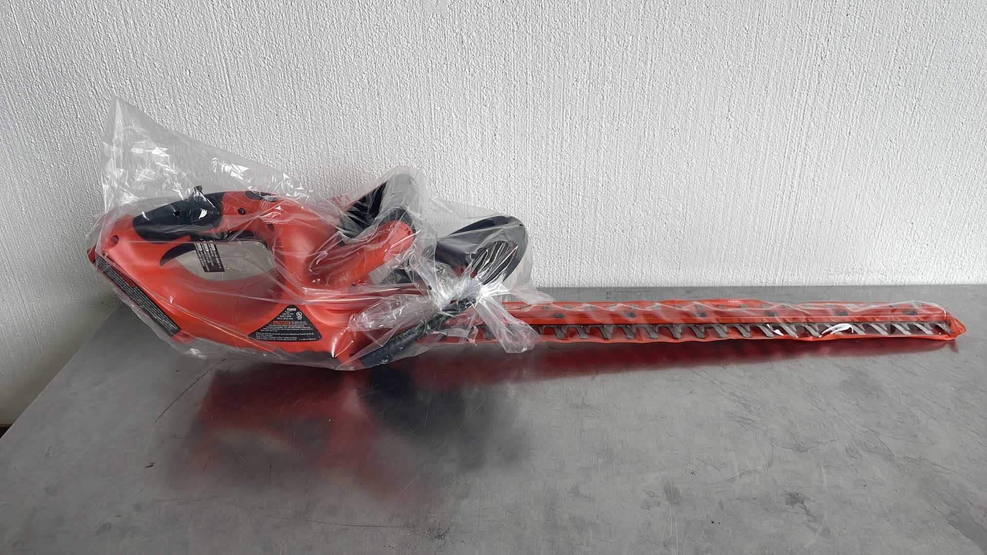 Photo 1 of BLACK AND DECKER 24” HEDGER 24v NHT524