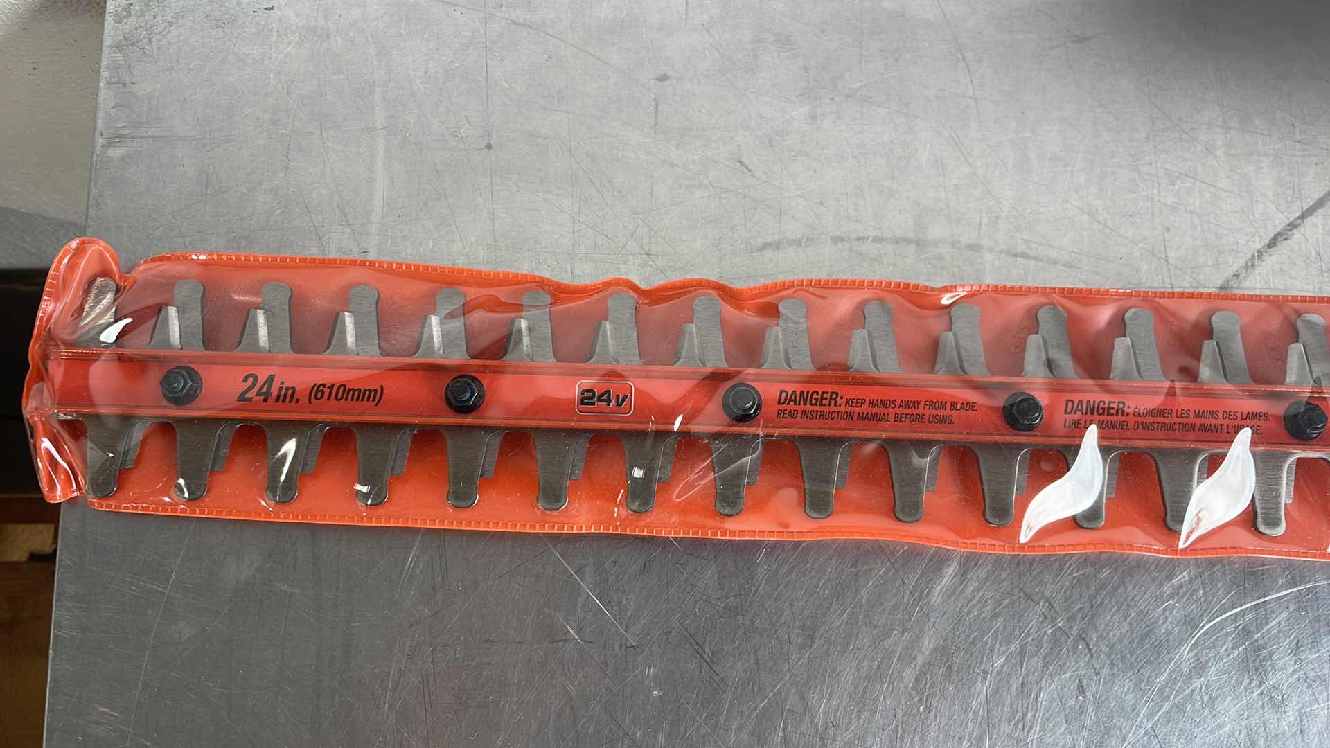 Photo 1 of BLACK AND DECKER 24” HEDGER 24v NHT524