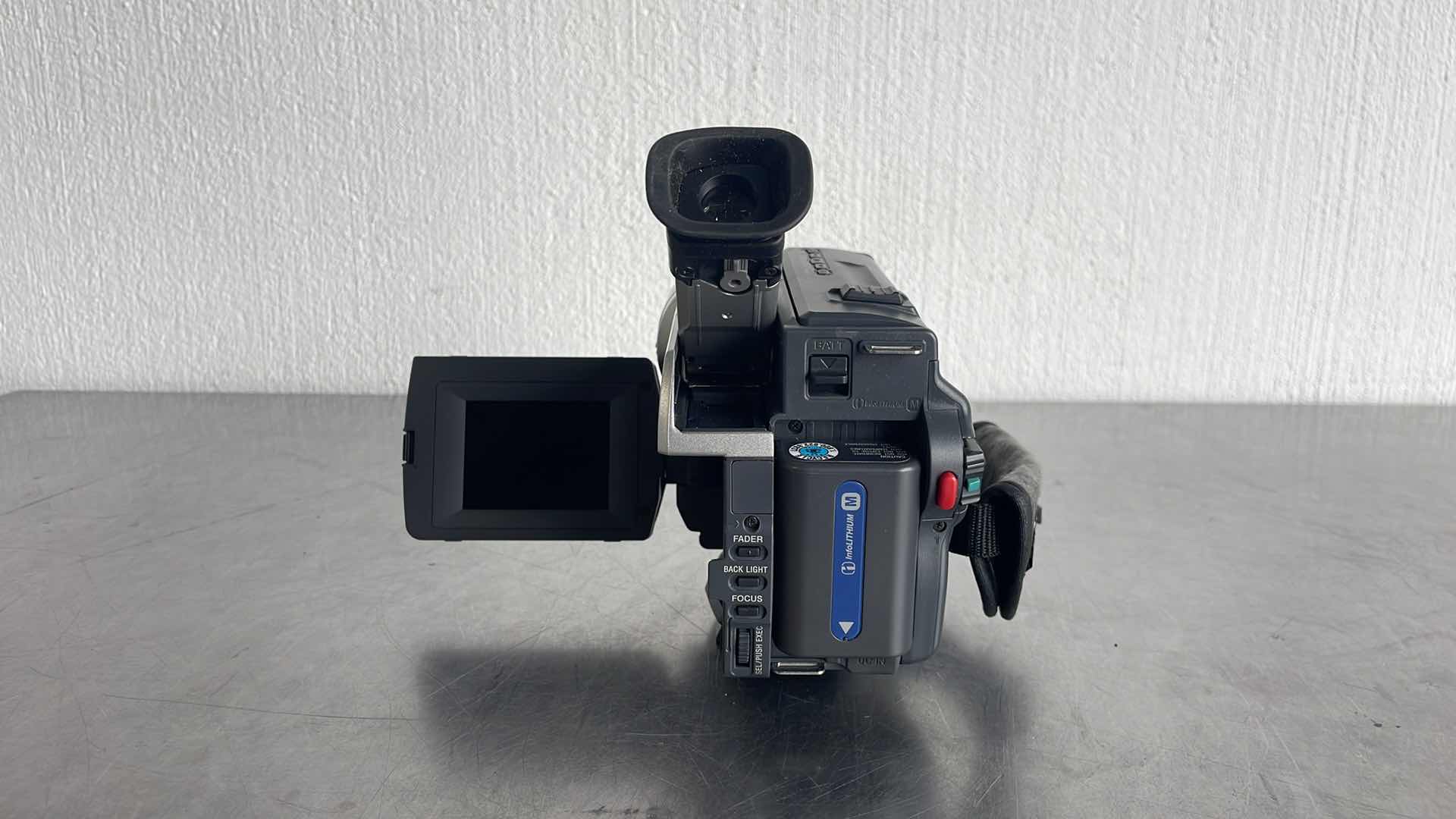 Photo 1 of SONY HANDY CAM VISION CCD-TRV108 NTSC 460x DIGITAL ZOOM OPTICAL 20x