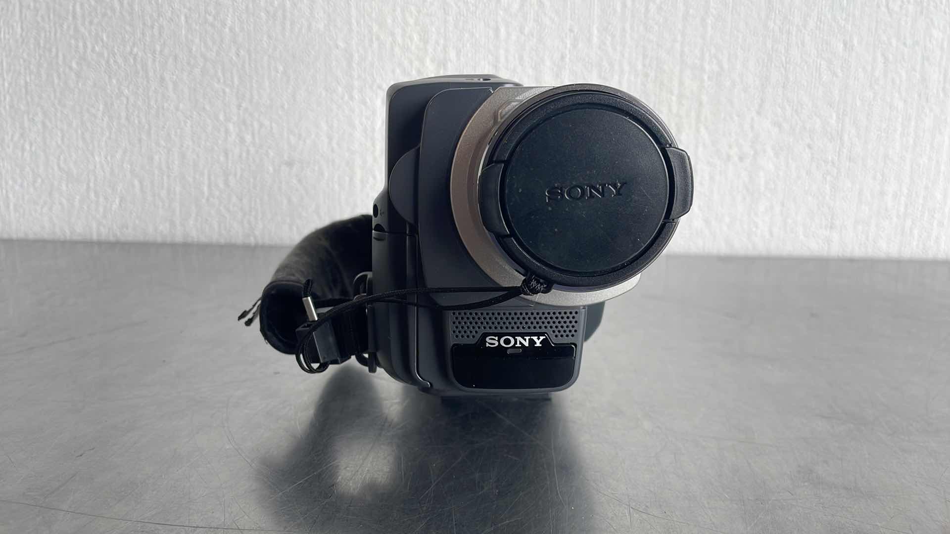 Photo 1 of SONY HANDY CAM VISION CCD-TRV108 NTSC 460x DIGITAL ZOOM OPTICAL 20x