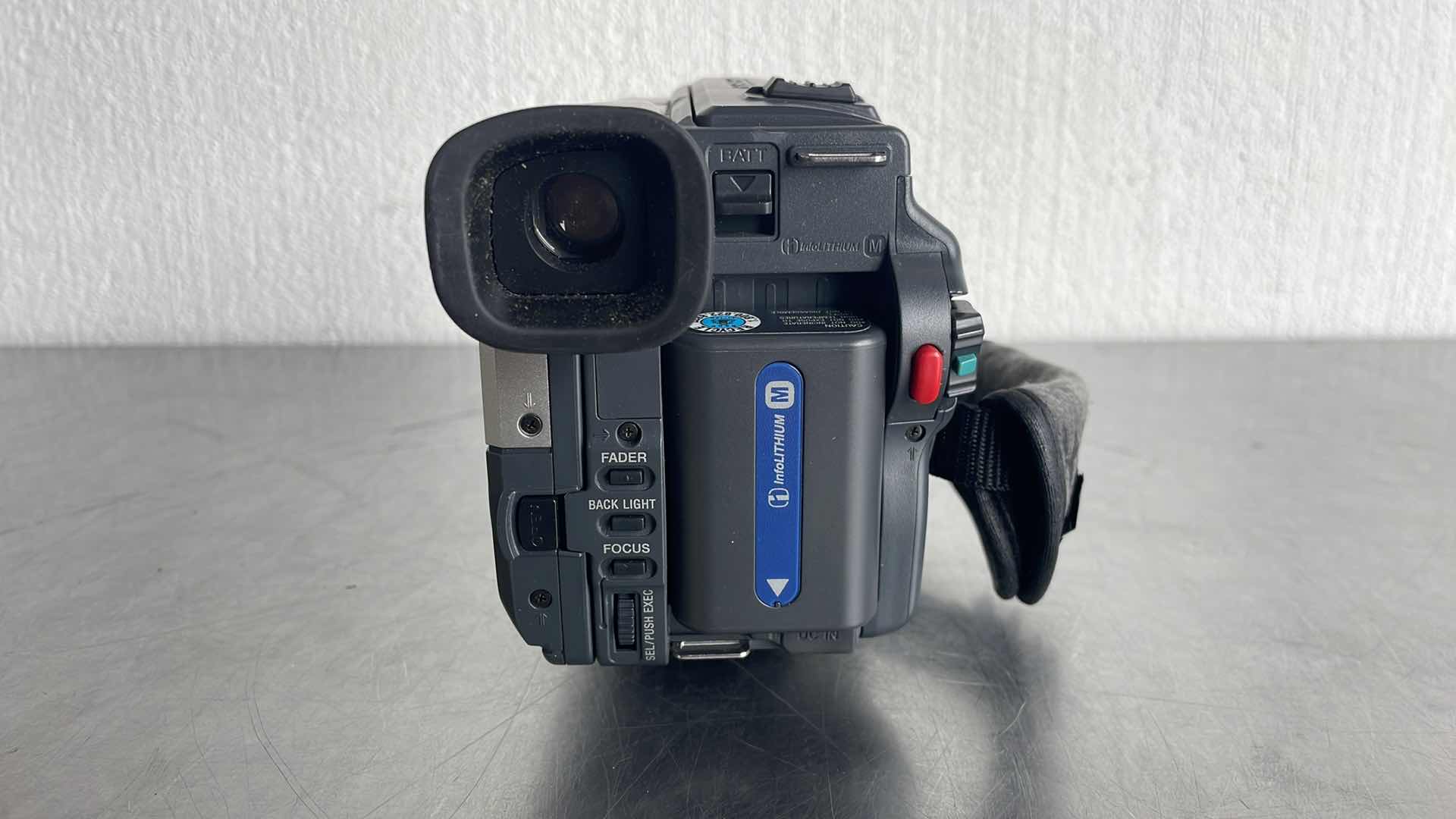 Photo 1 of SONY HANDY CAM VISION CCD-TRV108 NTSC 460x DIGITAL ZOOM OPTICAL 20x