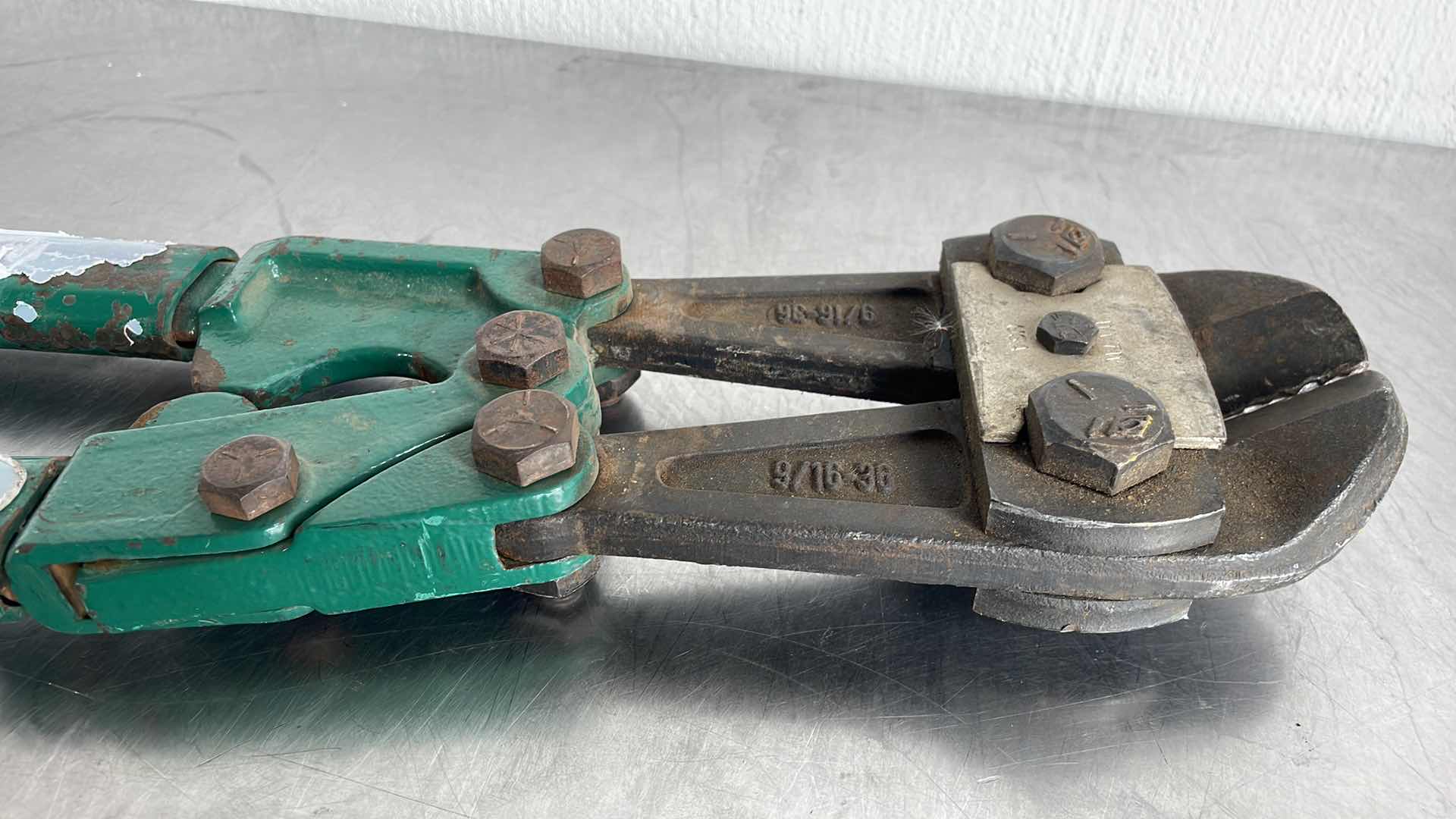 Photo 4 of 9/16–36 ANGLED BOLT/WIRE CUTTERS