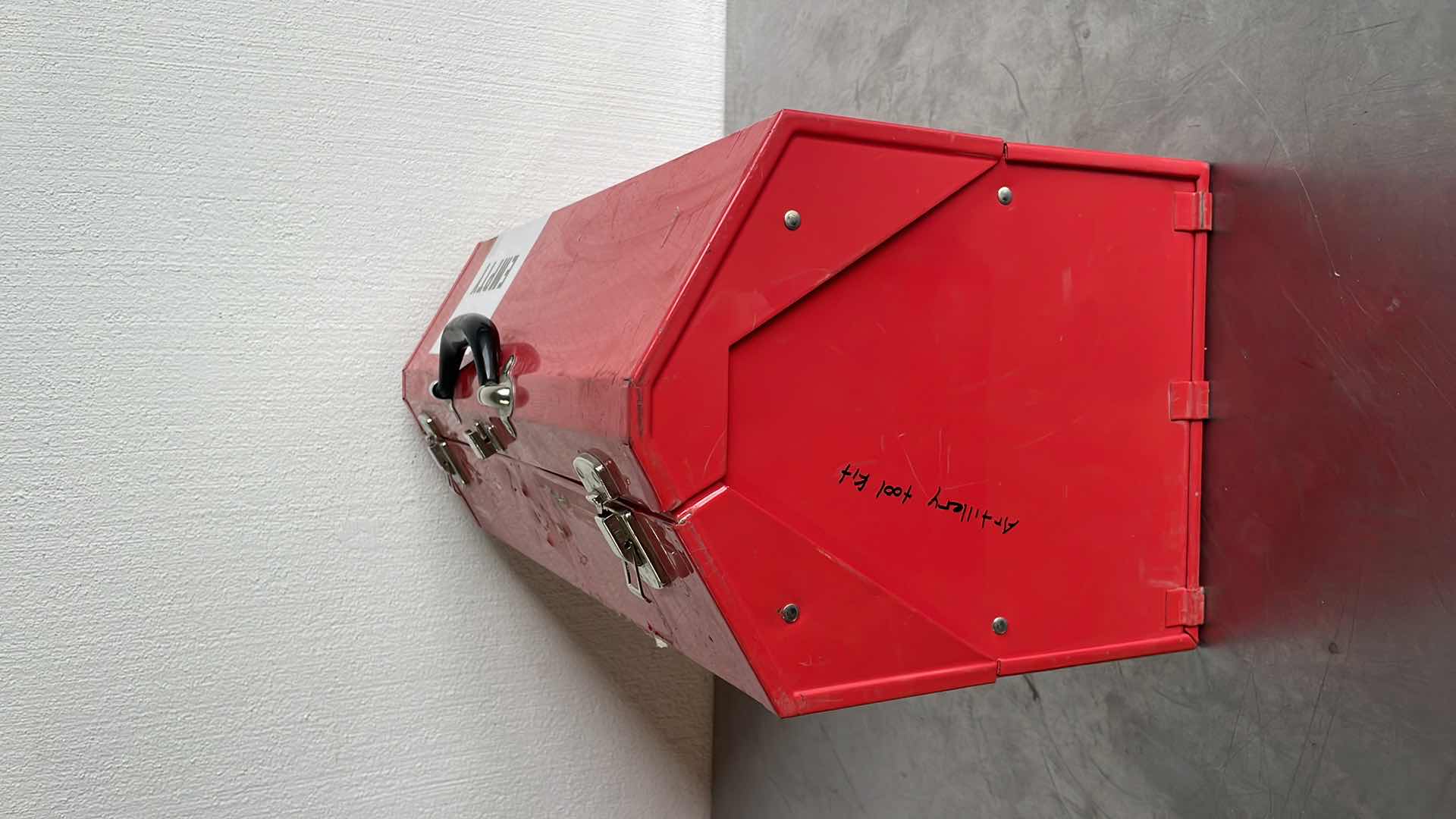 Photo 1 of KENNEDY MFG TOOL BOX 22” x 10” x 12-1/2”