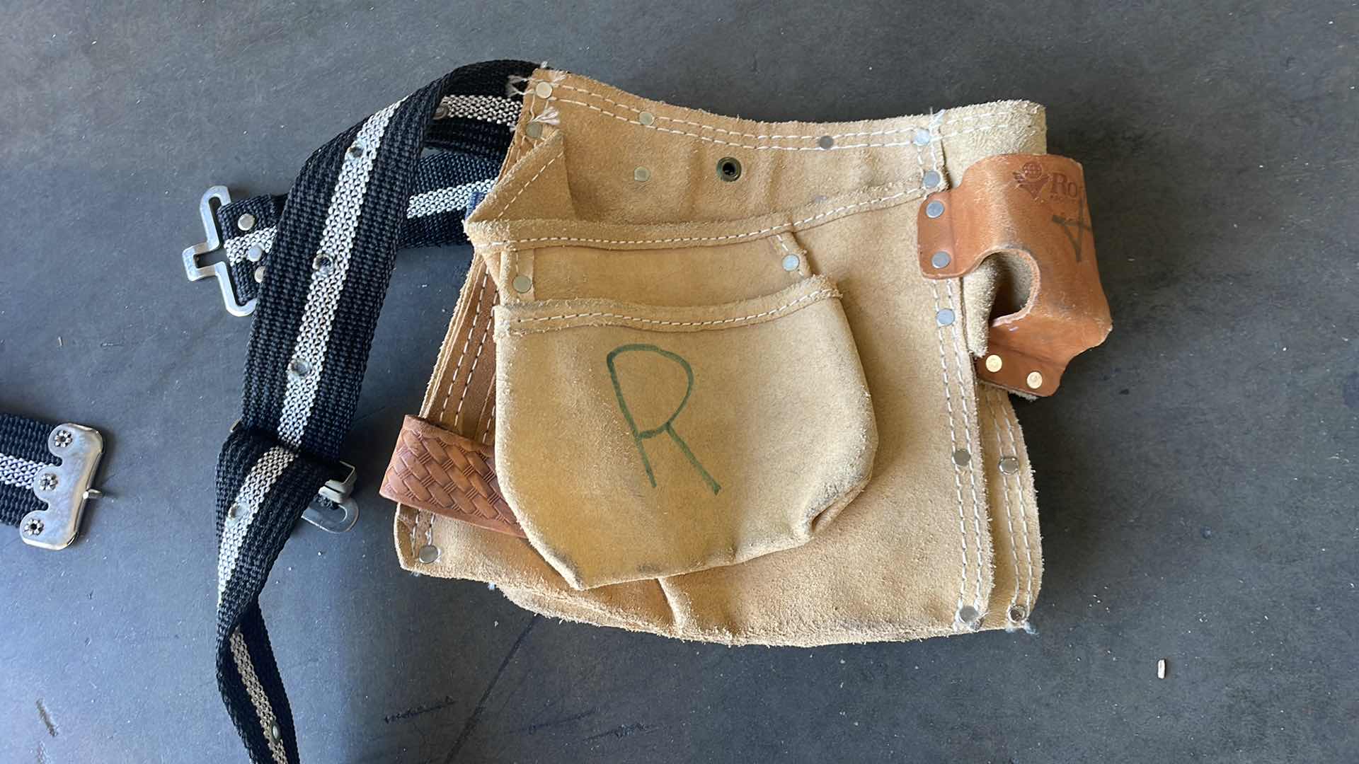 Photo 1 of ROOSTER CARPENTERS BELTS R-490-C (3)
