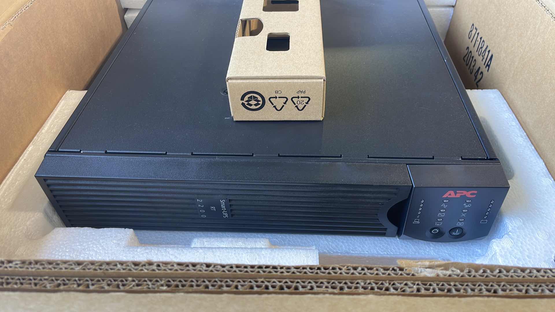 Photo 1 of APC SMART UPS 2200VA LCDRM 2U 120v