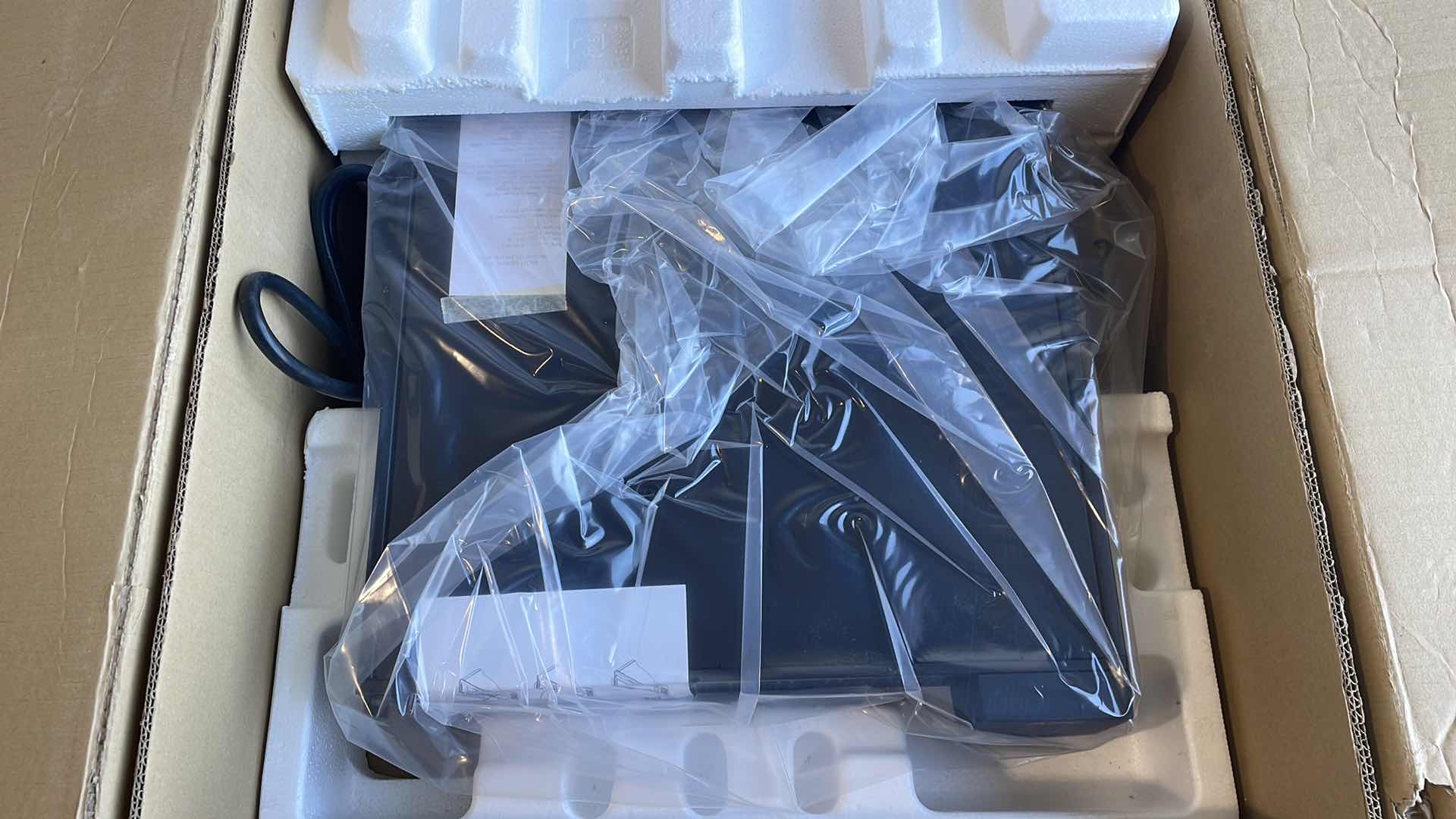 Photo 1 of APC UPS 2200VA SMART-UPS SINGLE PHASE ONLINE UNITERRUPTIBLE POWER SUPPLY