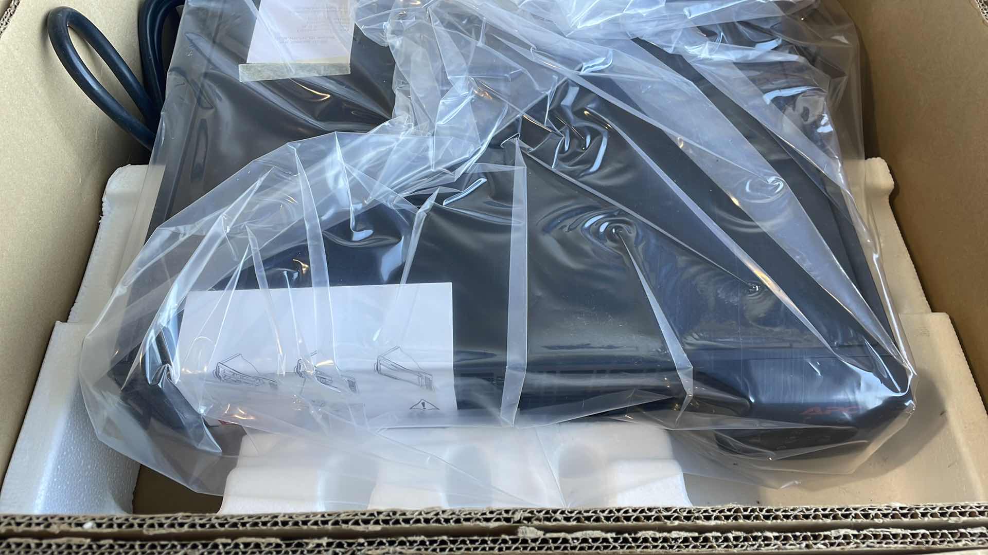 Photo 1 of APC UPS 2200VA SMART-UPS SINGLE PHASE ONLINE UNITERRUPTIBLE POWER SUPPLY