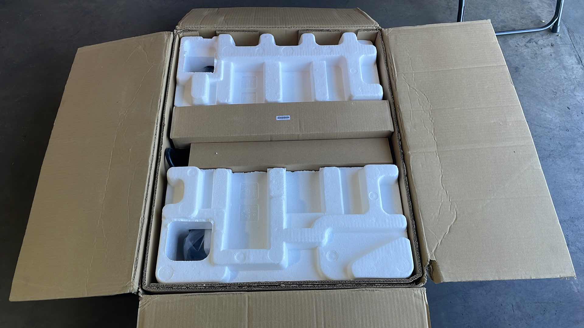 Photo 1 of APC UPS 2200VA SMART-UPS SINGLE PHASE ONLINE UNITERRUPTIBLE POWER SUPPLY