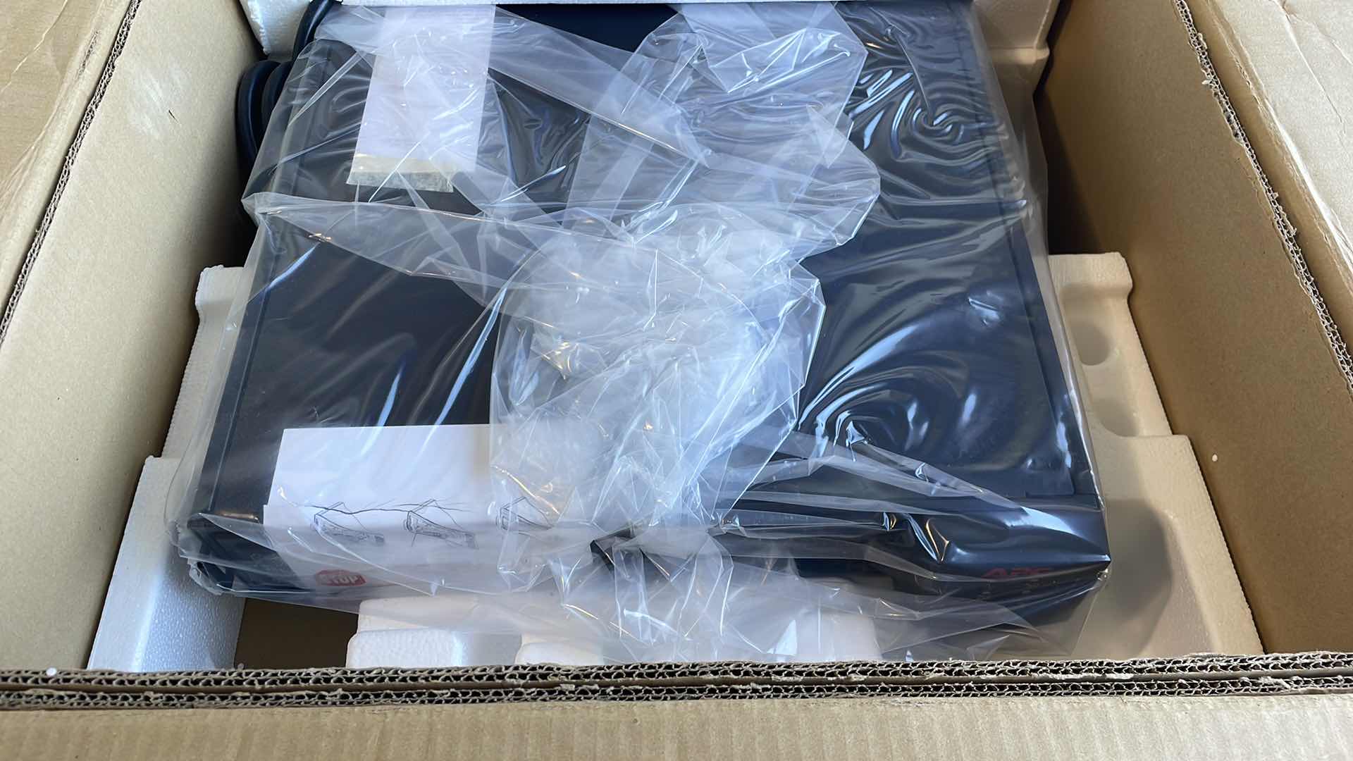 Photo 1 of APC UPS 2200VA SMART-UPS SINGLE PHASE ONLINE UNITERRUPTIBLE POWER SUPPLY