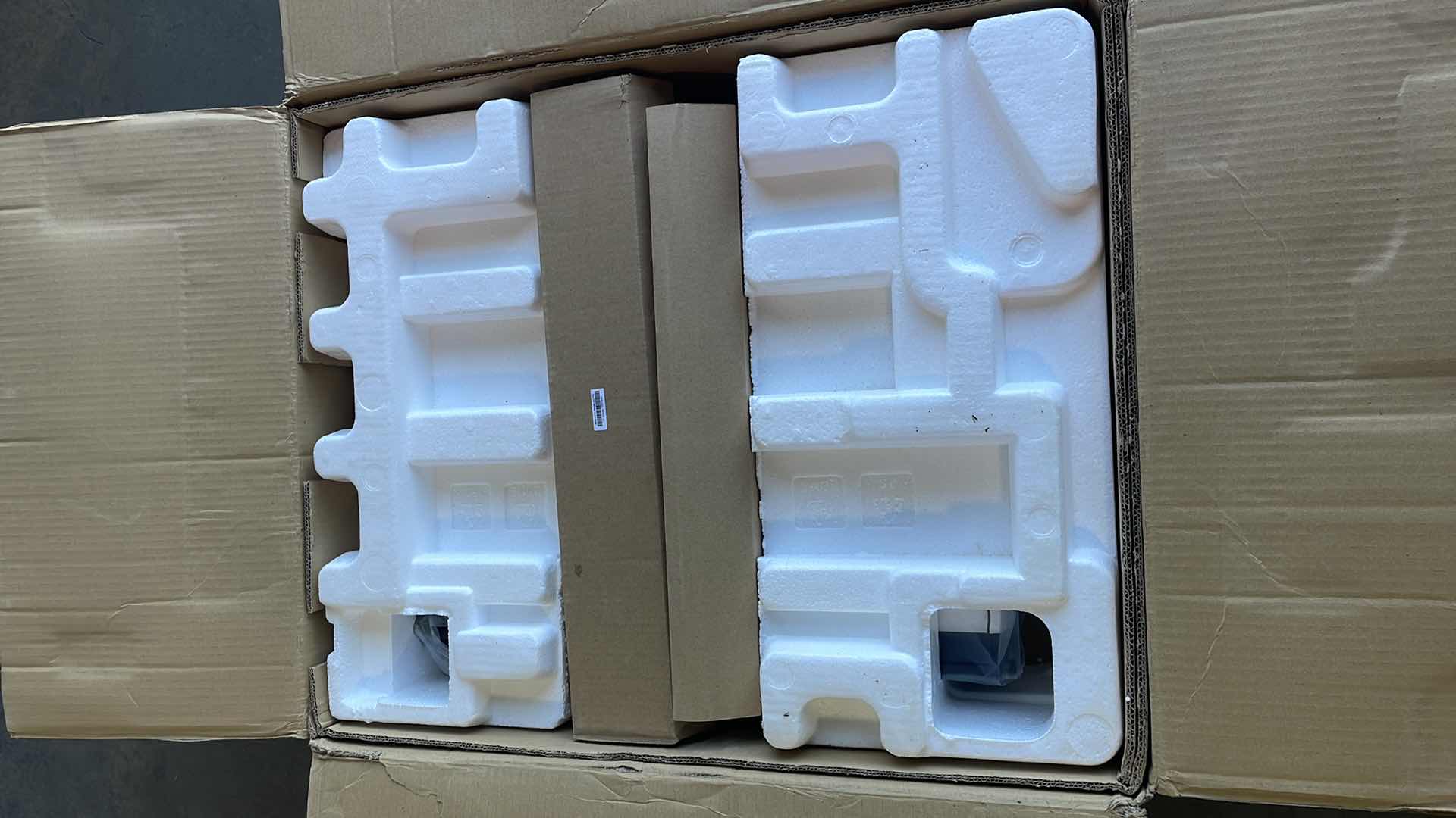 Photo 1 of APC UPS 2200VA SMART-UPS SINGLE PHASE ONLINE UNITERRUPTIBLE POWER SUPPLY