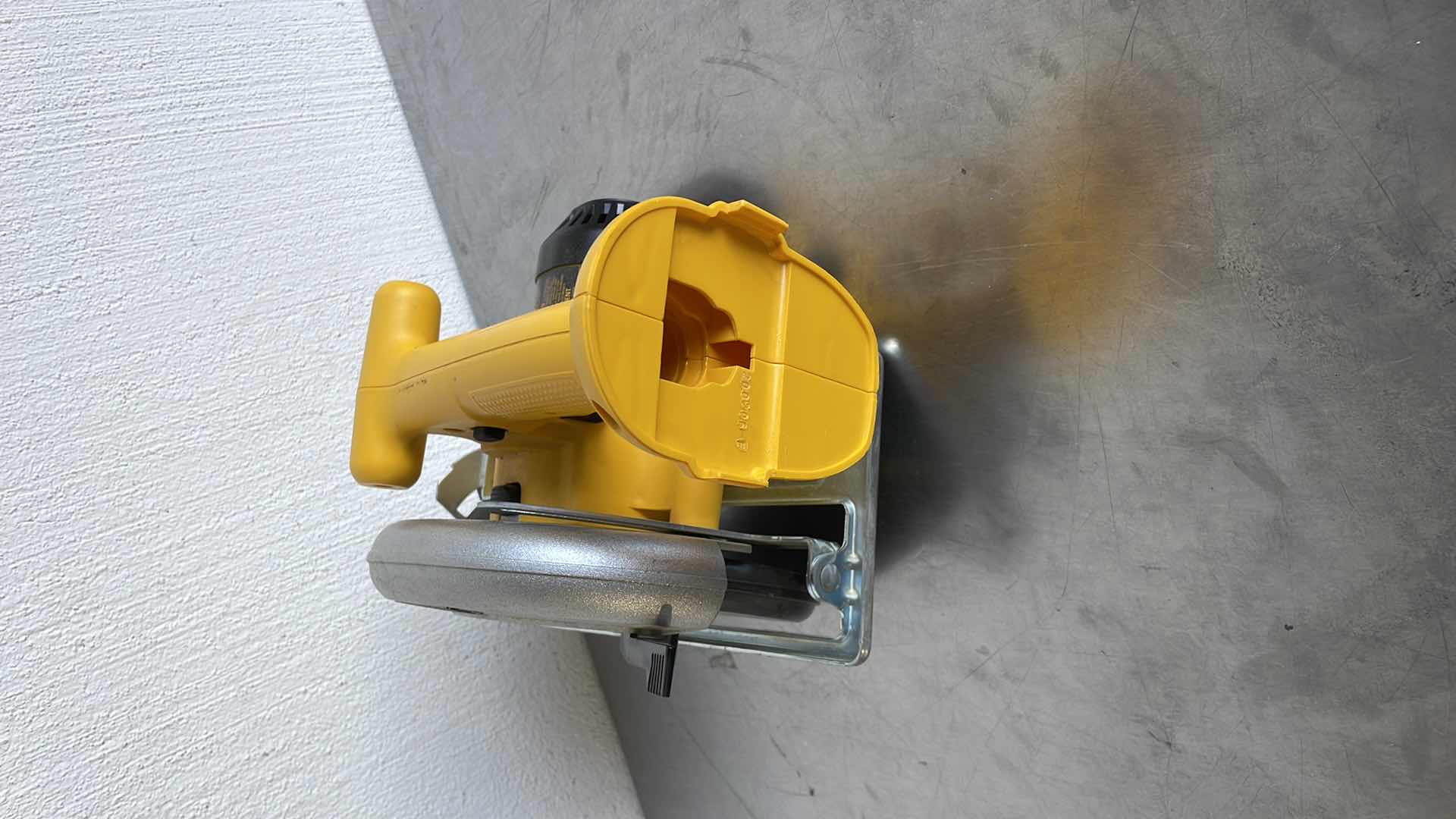 Photo 1 of DEWALT 6-1/2” CORDLESS CIRCULAR SAW DW939 18v