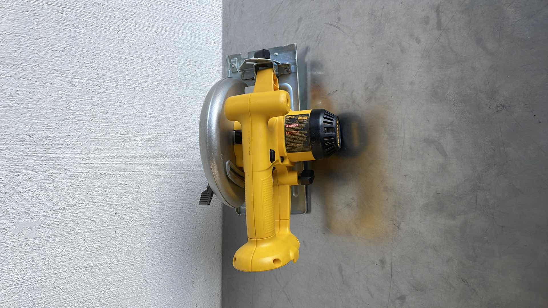 Photo 1 of DEWALT 6-1/2” CORDLESS CIRCULAR SAW DW939 18v