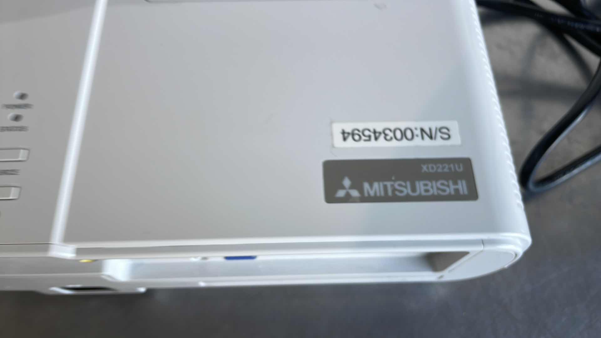Photo 1 of MITSUBISHI DLP TEXAS INSTRUMENTS DATA PROJECTOR MODEL XD221U