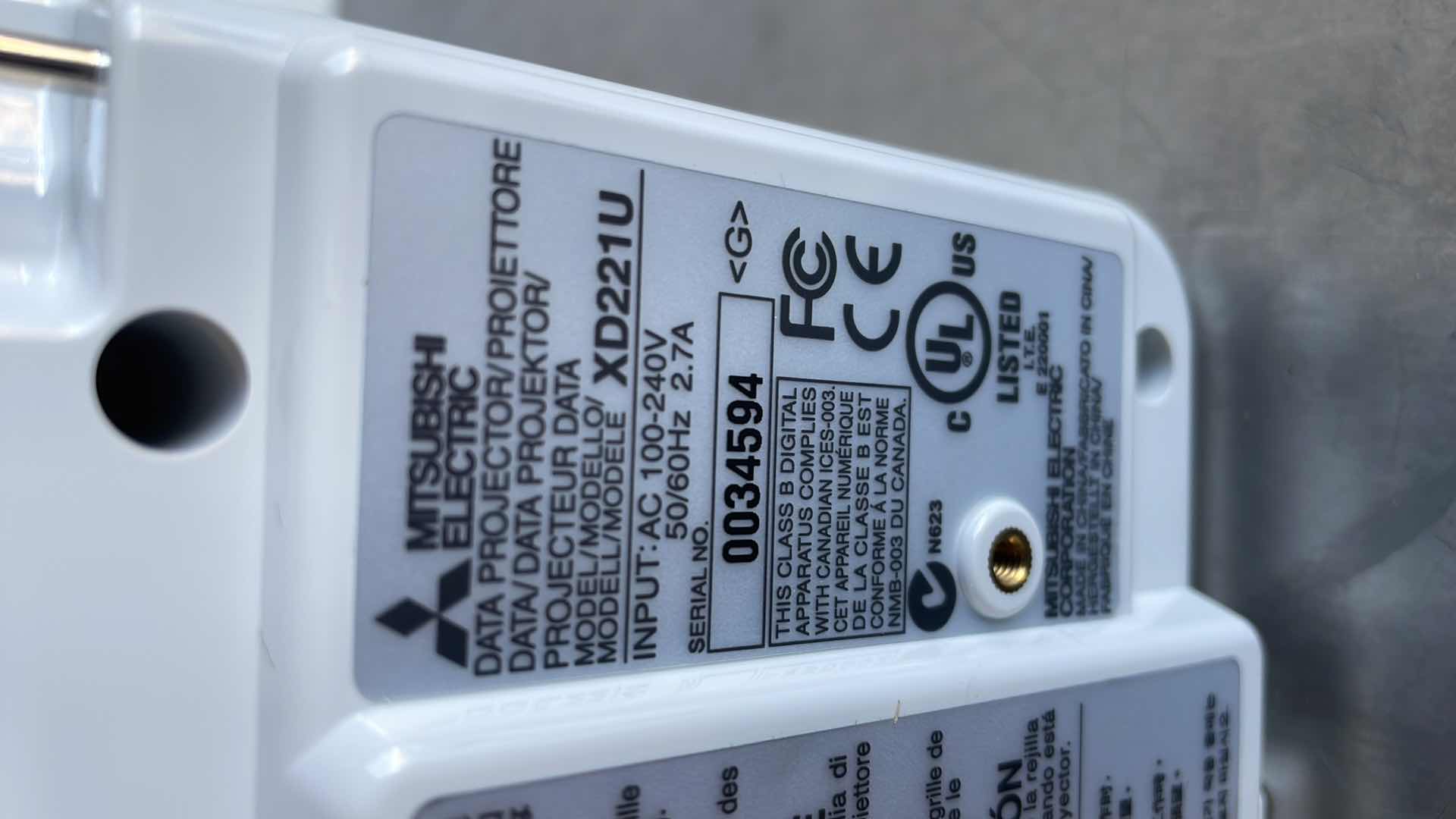 Photo 1 of MITSUBISHI DLP TEXAS INSTRUMENTS DATA PROJECTOR MODEL XD221U