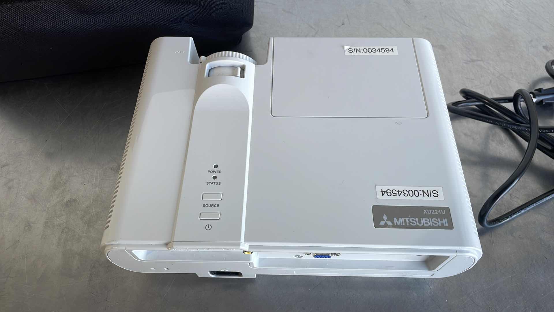 Photo 1 of MITSUBISHI DLP TEXAS INSTRUMENTS DATA PROJECTOR MODEL XD221U