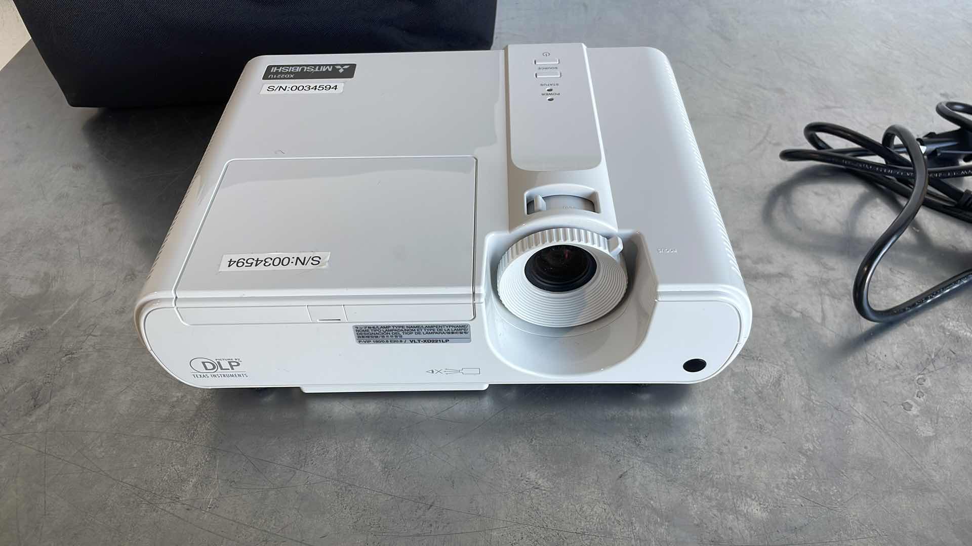 Photo 1 of MITSUBISHI DLP TEXAS INSTRUMENTS DATA PROJECTOR MODEL XD221U