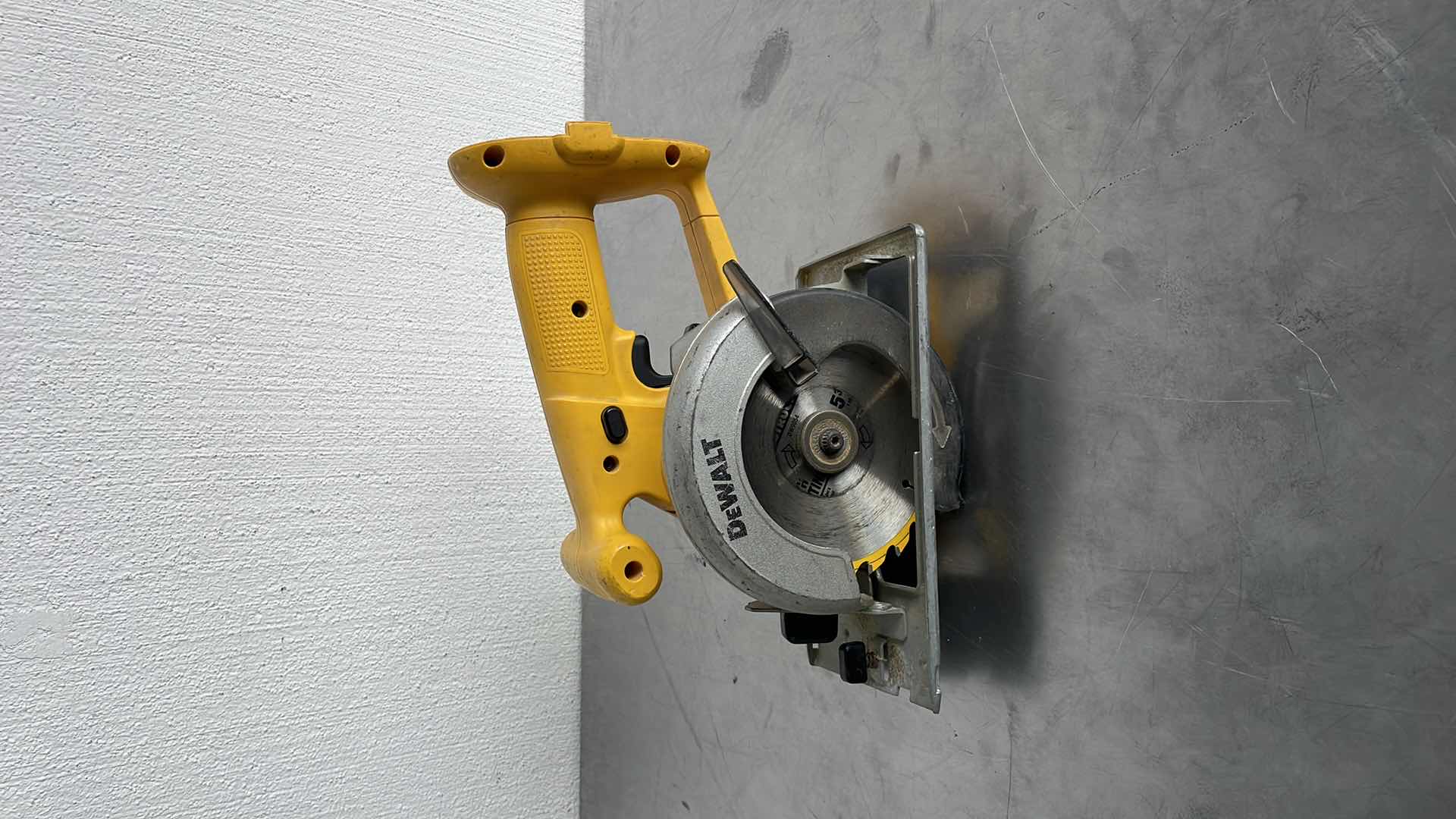 Photo 1 of DEWALT DW936 18V 5-3/8” TRIM SAW