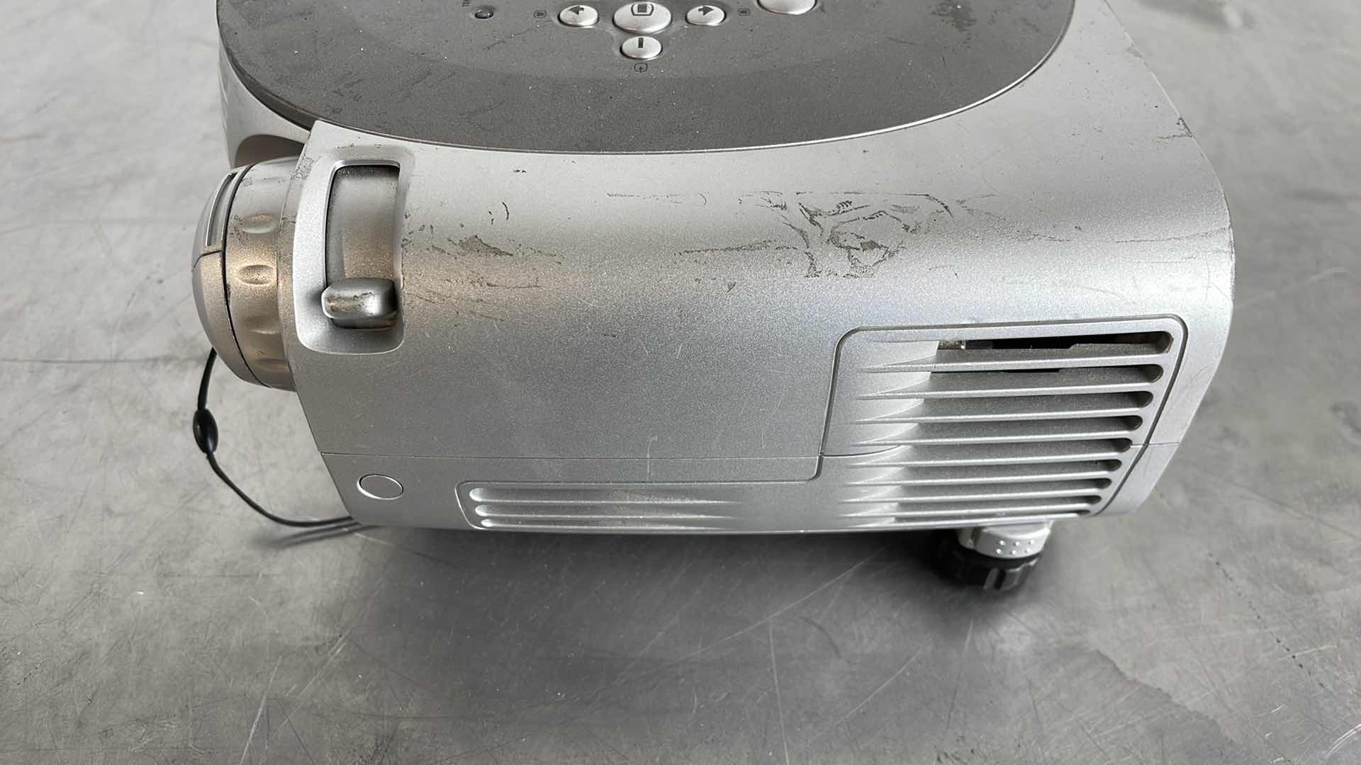 Photo 5 of DELL DLP FRONT PROJECTOR 1100MP