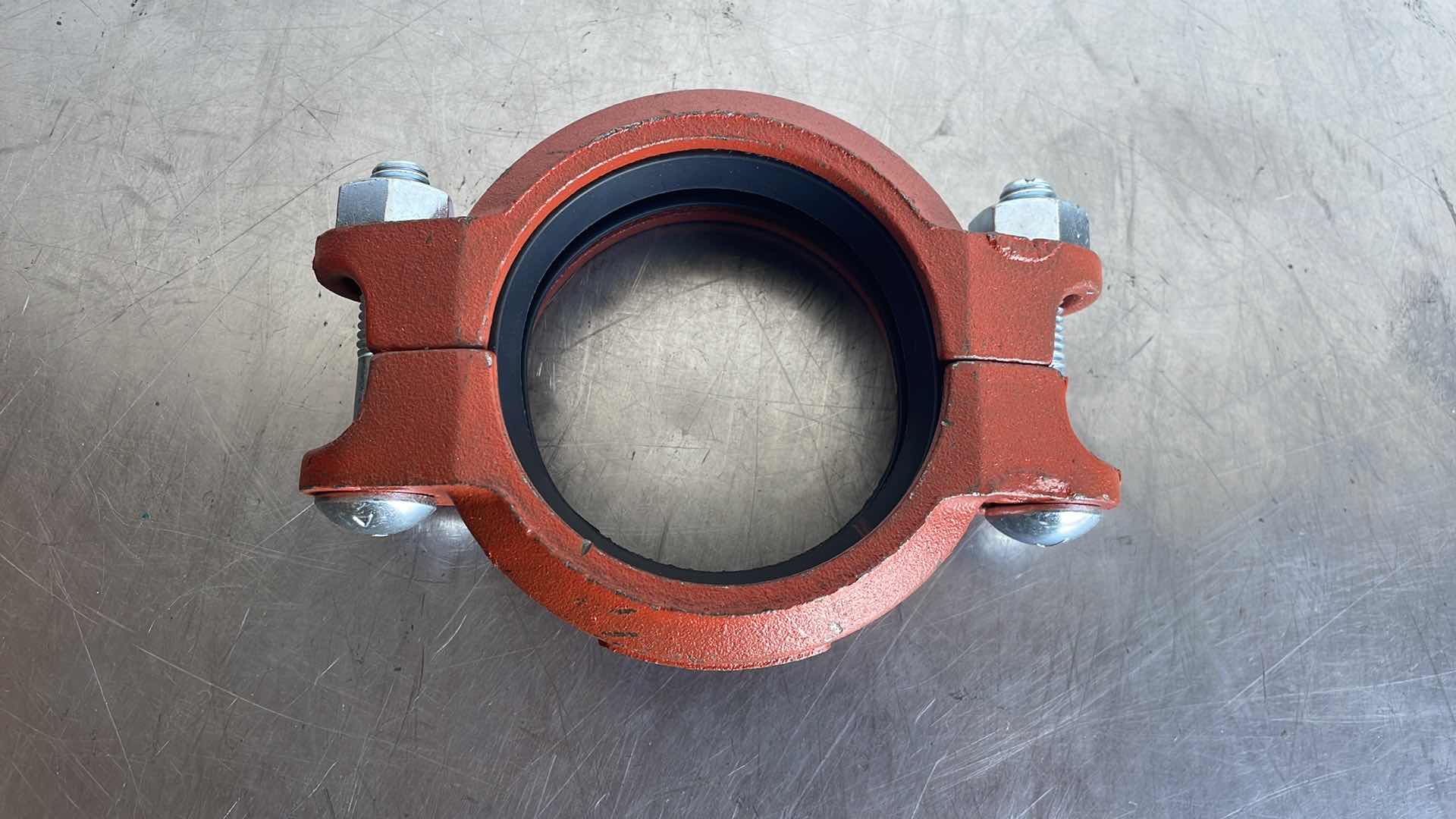 Photo 1 of VICTAULIC 88,9/3"-75 GROOVED FLEX COUPLING, RED