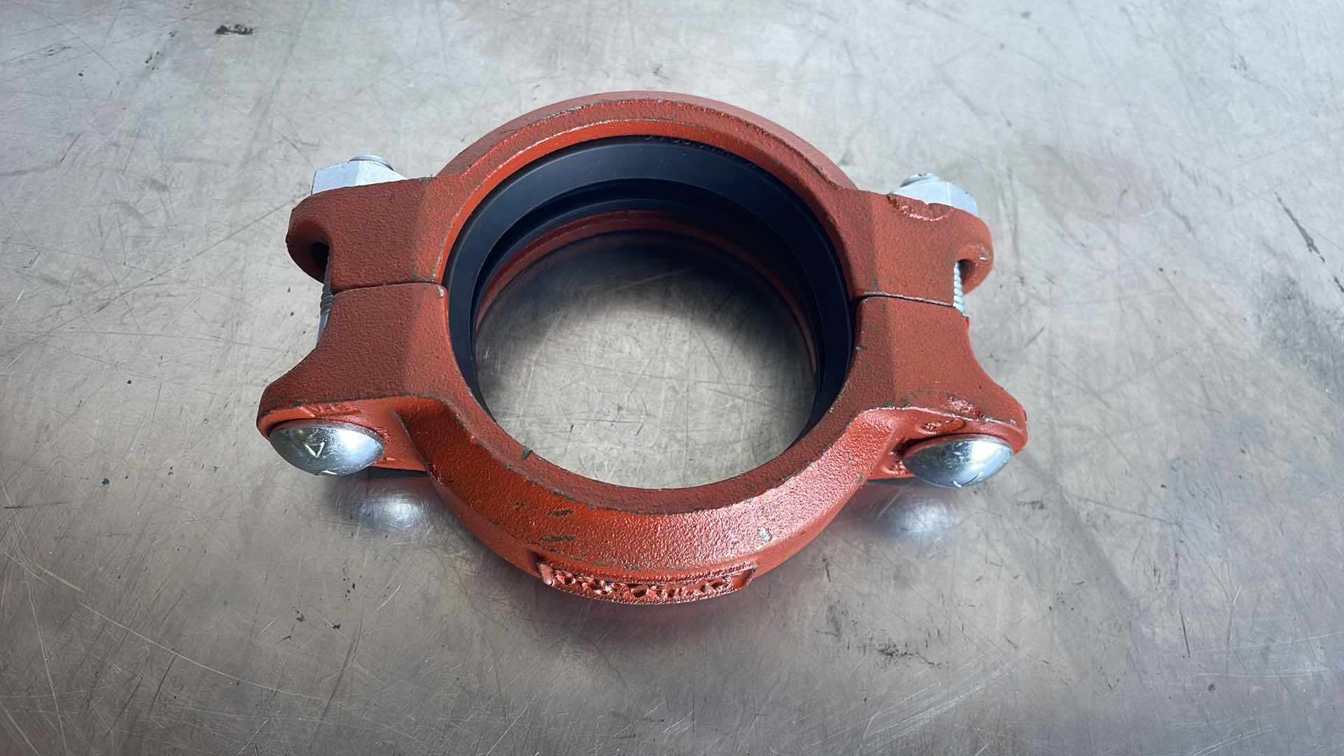 Photo 1 of VICTAULIC 88,9/3"-75 GROOVED FLEX COUPLING, RED