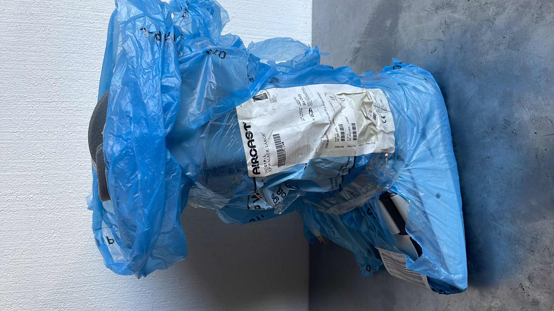 Photo 1 of AIRCAST XP WALKER LARGE 01P-L WALKING CAST (3)