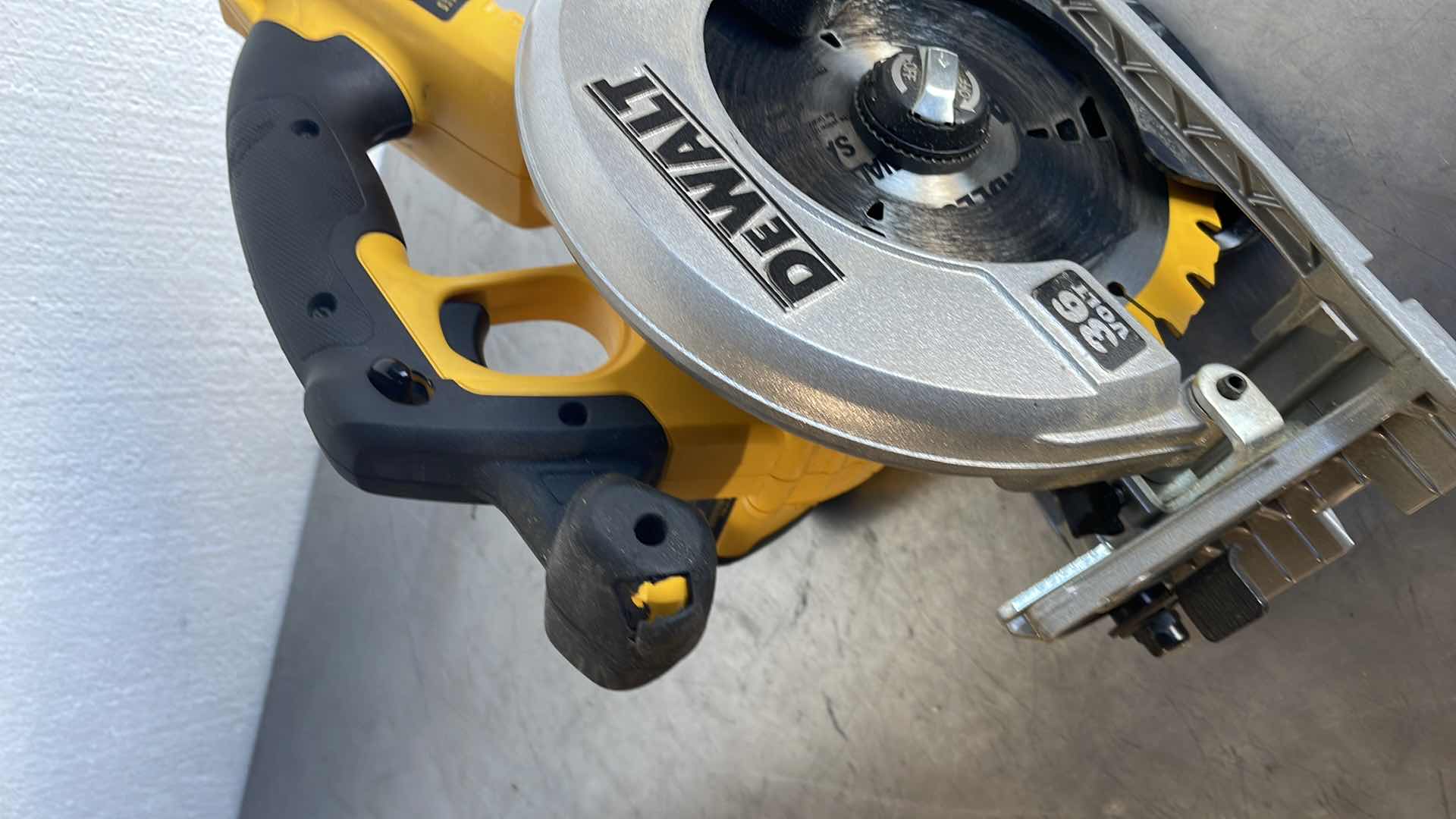 Photo 4 of DEWALT 36V 7-1/4” CORDLESS CIRCULAR SAW DC300