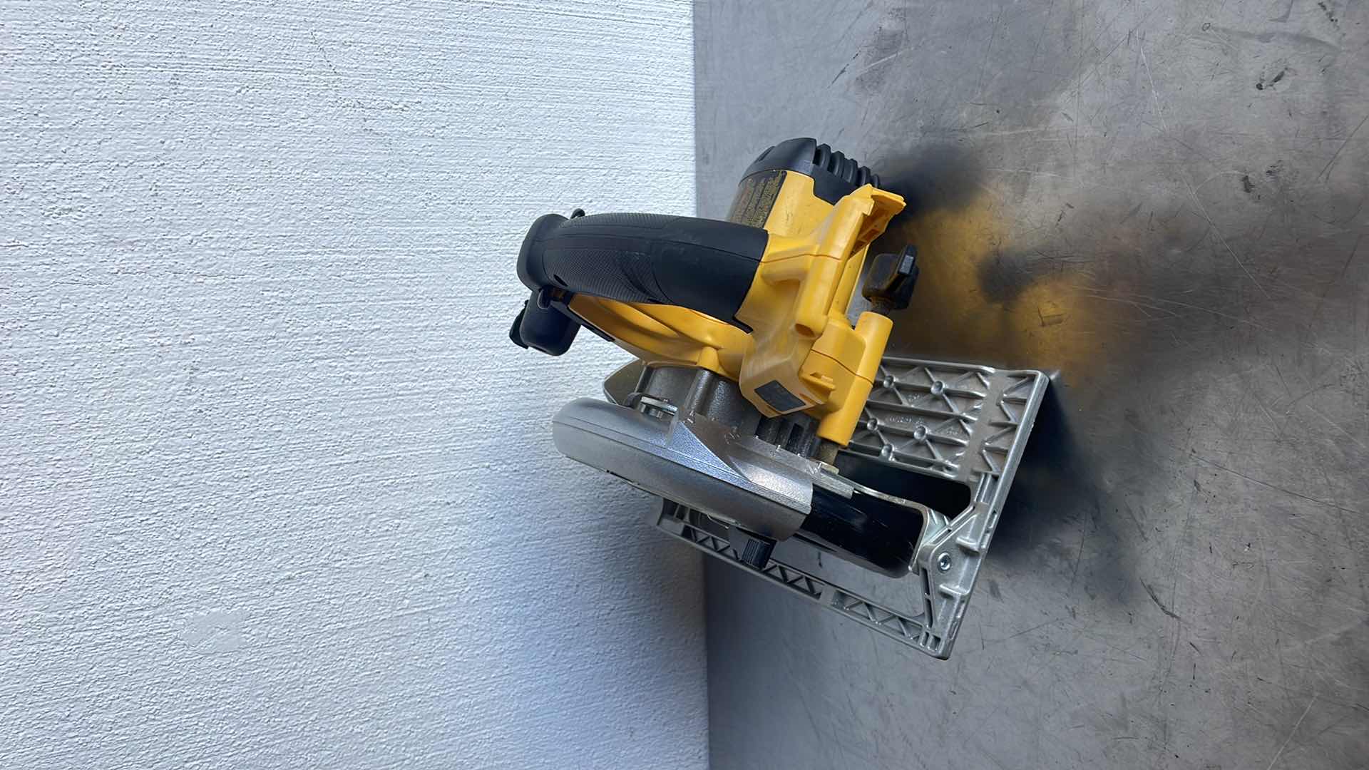 Photo 3 of DEWALT 36V 7-1/4” CORDLESS CIRCULAR SAW DC300