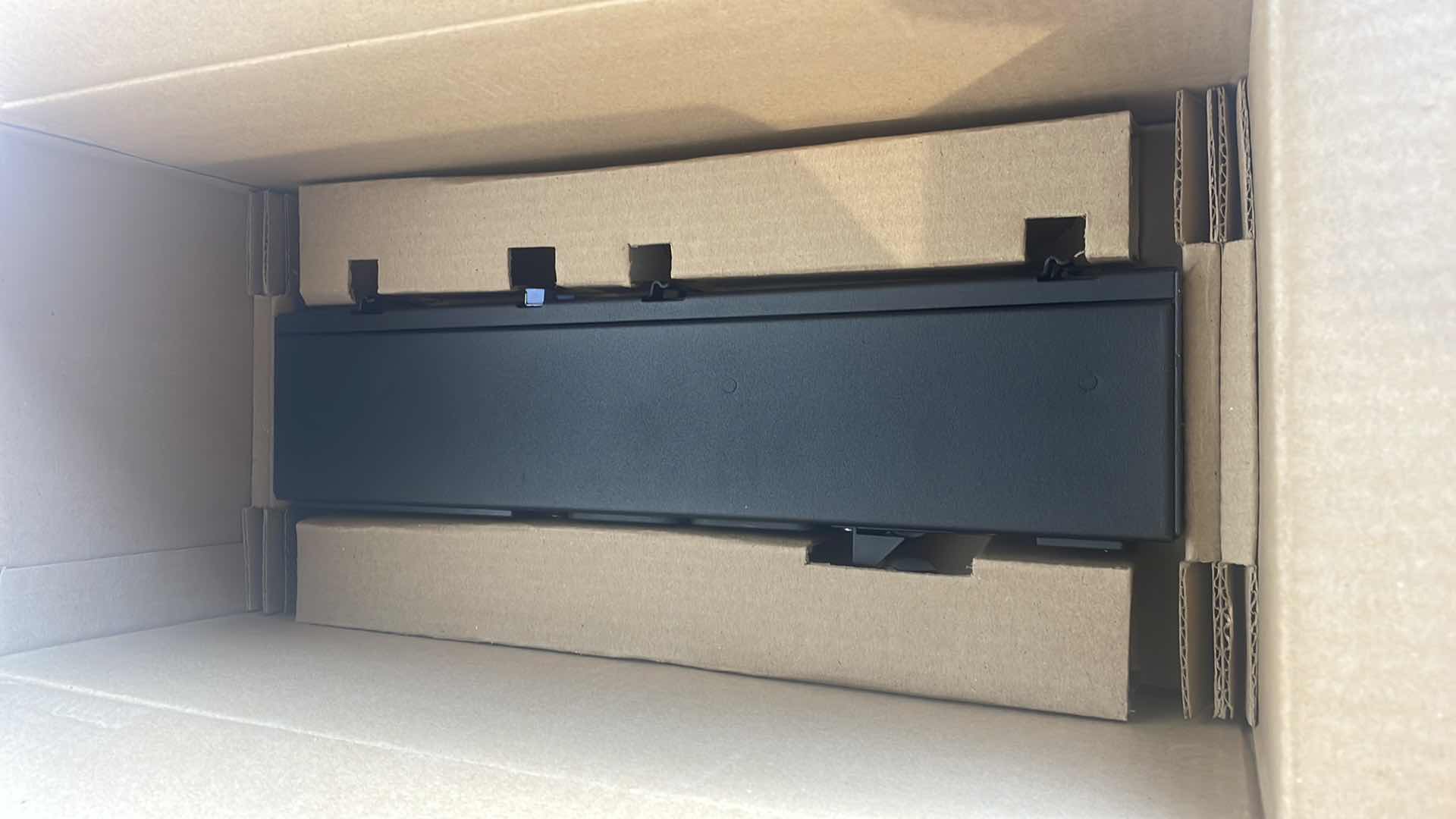 View 1 of DELL AP6120 POWER DISTRIBUTION UNIT 5 PORT 5T437 100-120VAC 16A 0G789N G789N