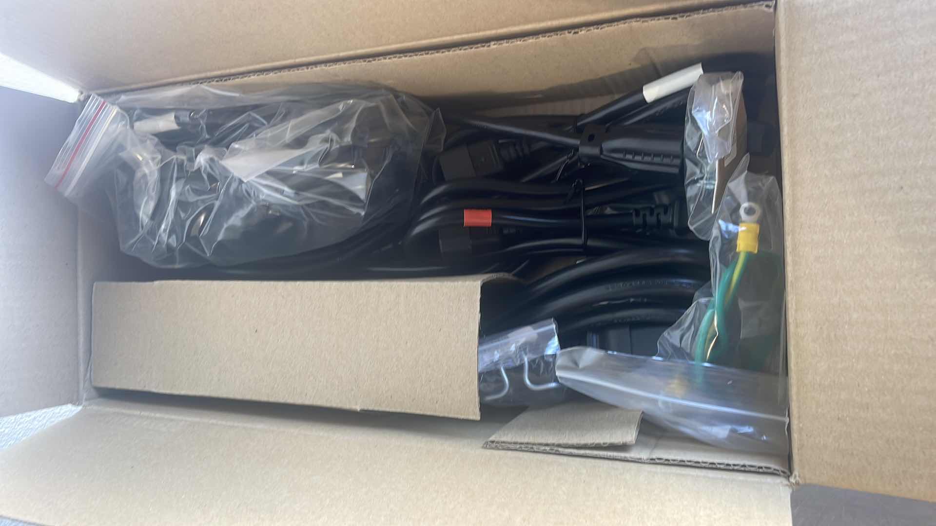 Photo 1 of DELL AP6120 POWER DISTRIBUTION UNIT 5 PORT 5T437 100-120VAC 16A 0G789N G789N