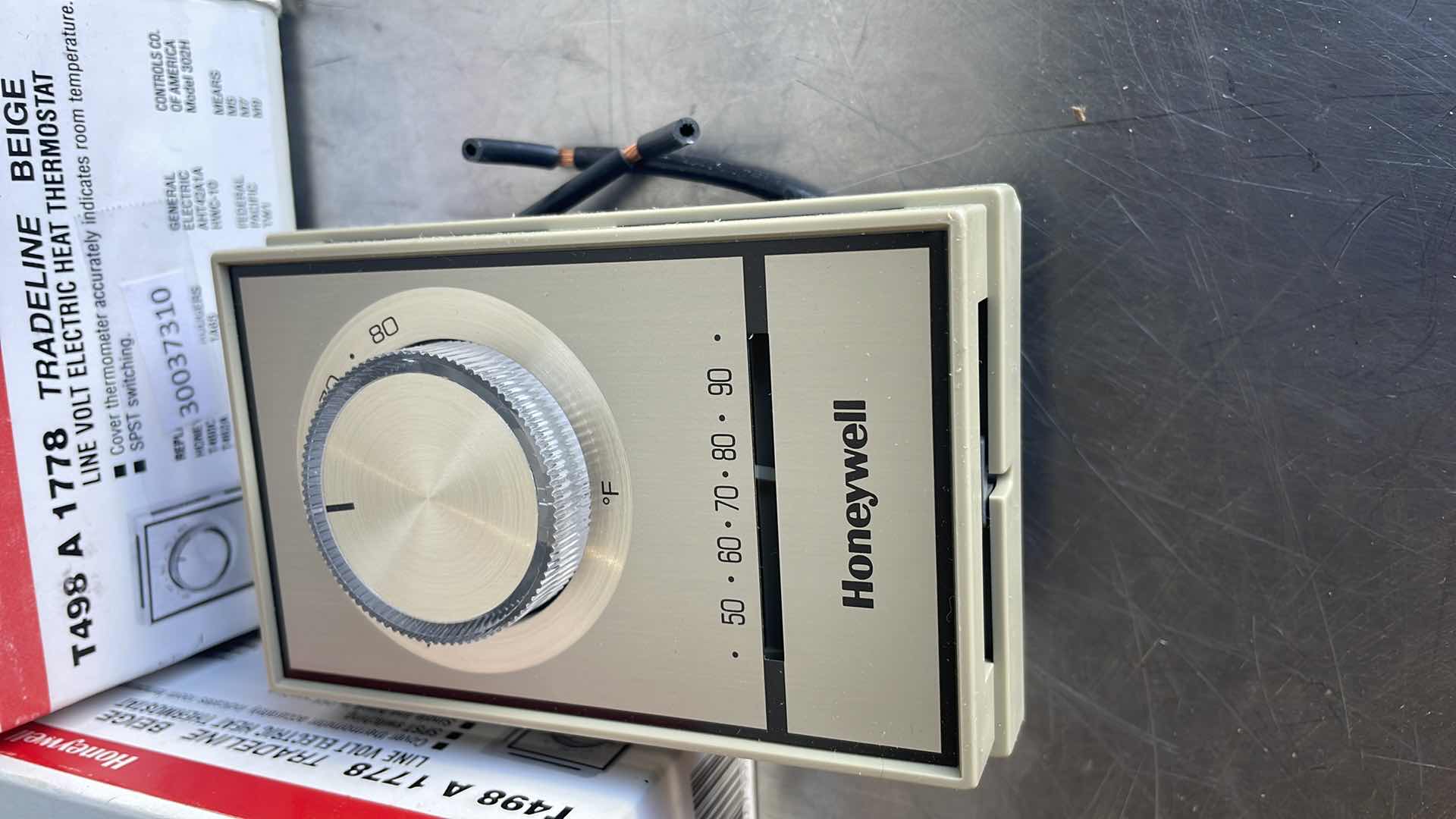 Photo 1 of HONEYWELL T498 A 1778 TRADELINE
LINE VOLT ELECTRIC HEAT THERMOSTAT
BEIGE (2)