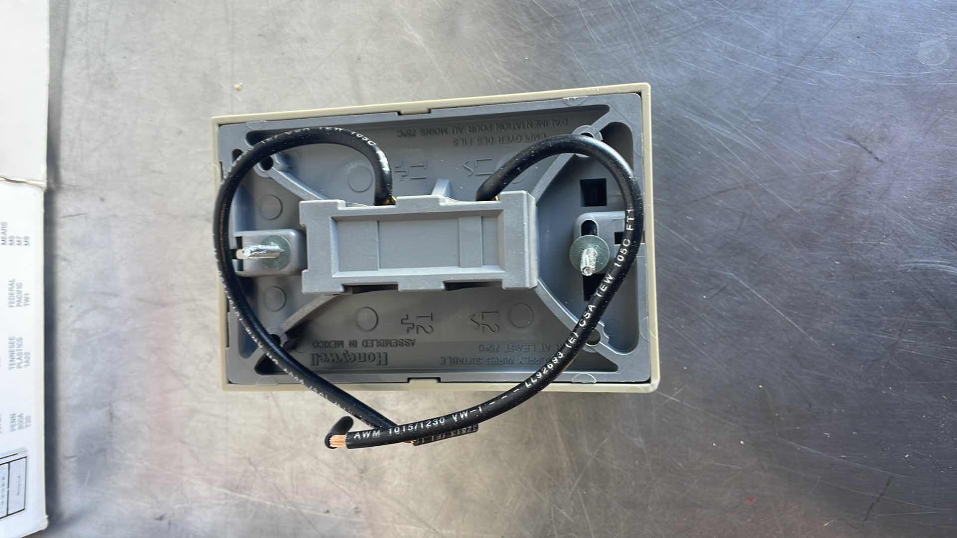 Photo 1 of HONEYWELL T498 A 1778 TRADELINE
LINE VOLT ELECTRIC HEAT THERMOSTAT
BEIGE (2)