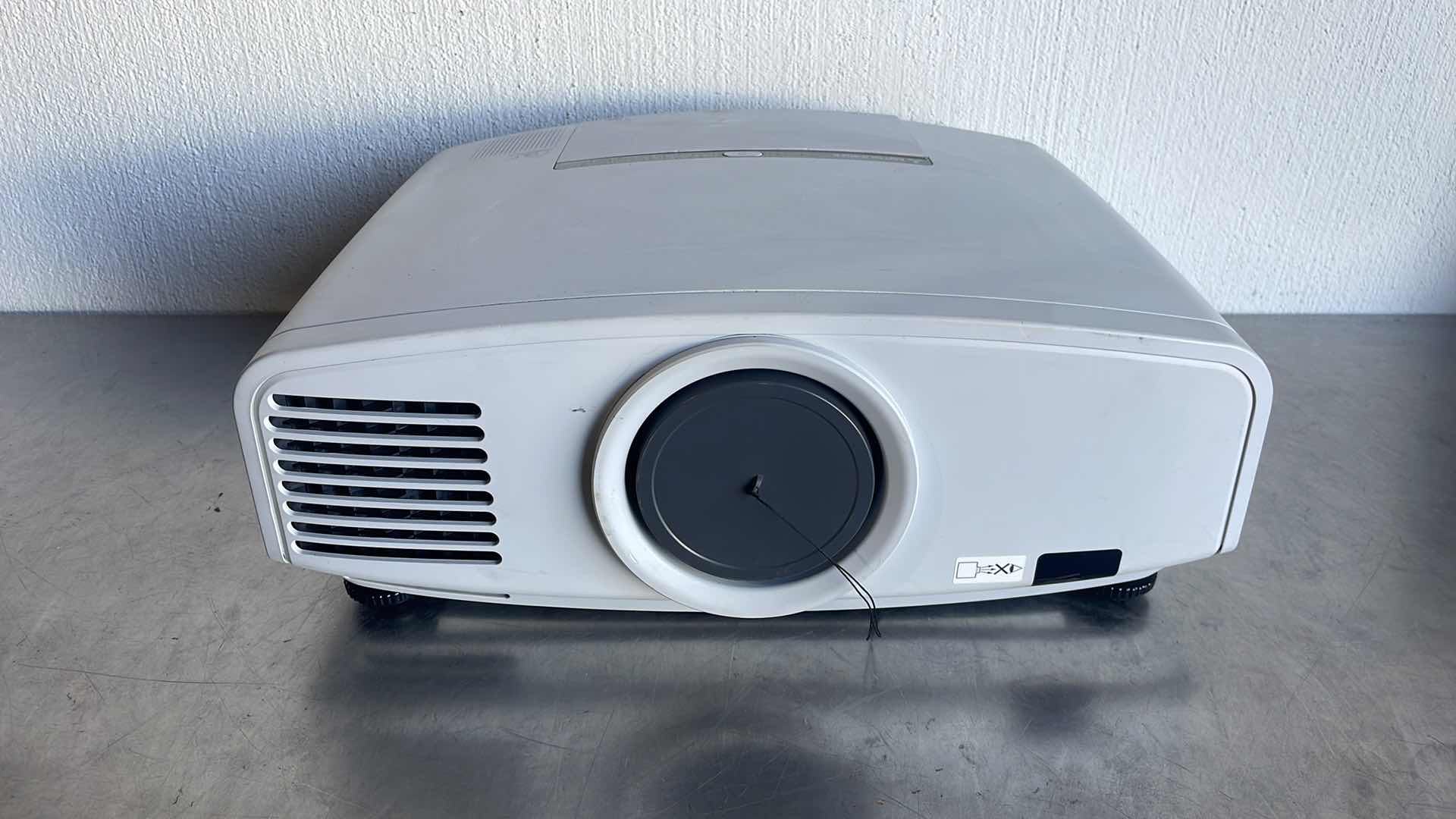 Photo 1 of MITSUBISHI ELECTRIC DLP PROJECTOR MODEL XD2000U