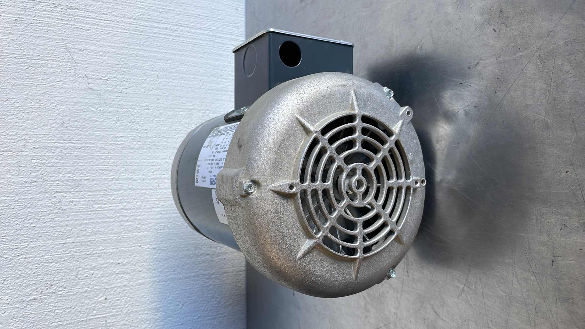 Photo 1 of MARATHON ELECTRIC GENERAL PURPOSE MOTOR
1-1/2 HP RPM 3450 208-230/460 VOLT
MODEL HVN 56T34F15534A P