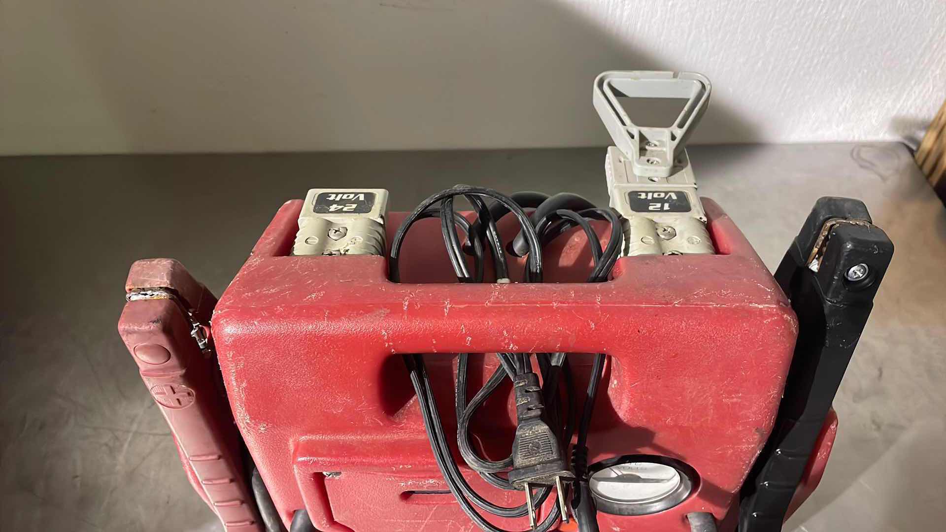 Photo 6 of JUMP AND CARRY 3400 PEAK AMP 12/24V JUMP STARTER MODEL JNC1224